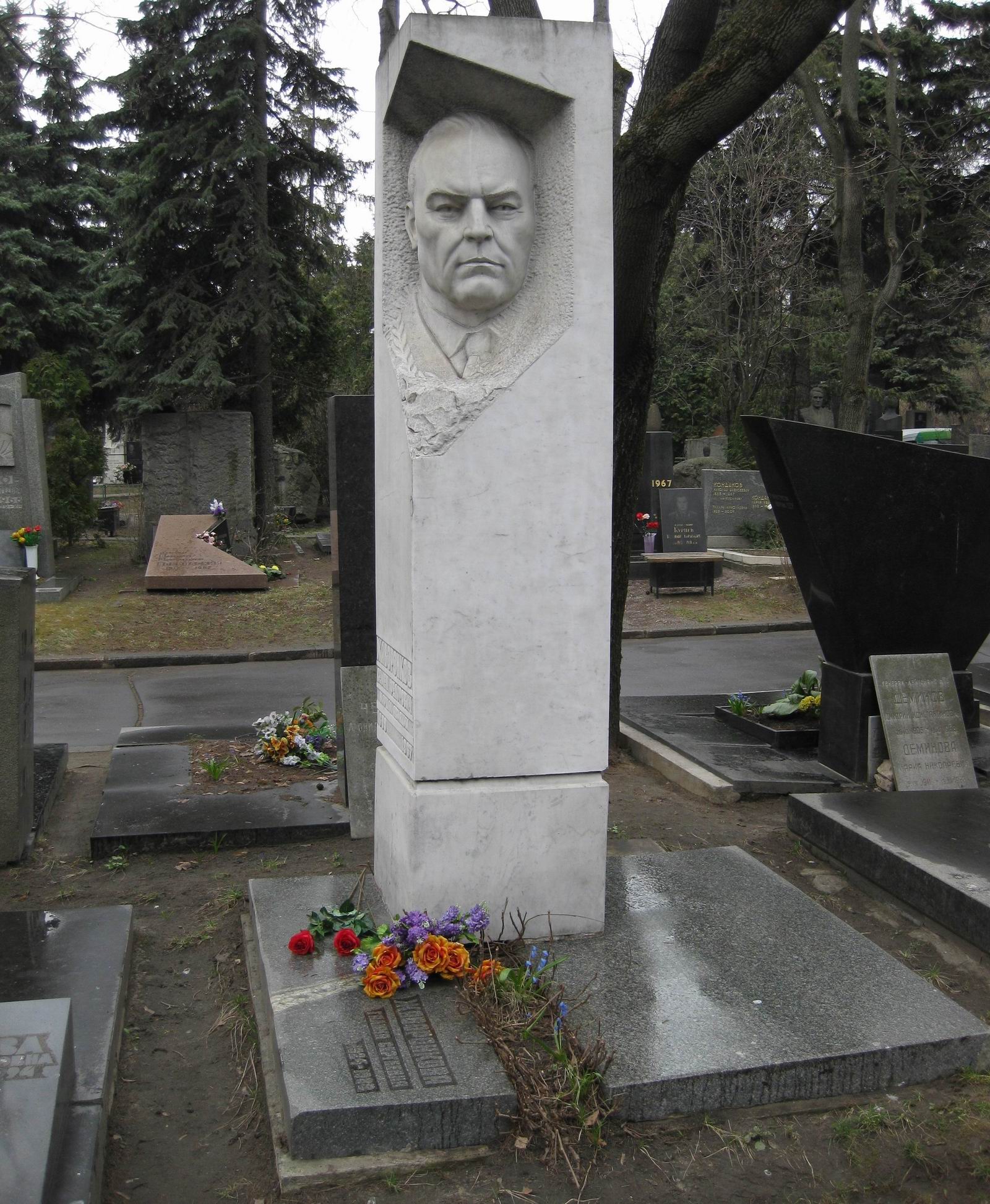 Памятник на могиле Жаворонкова С.Ф. (1899-1967), на Новодевичьем кладбище (6-35-10).