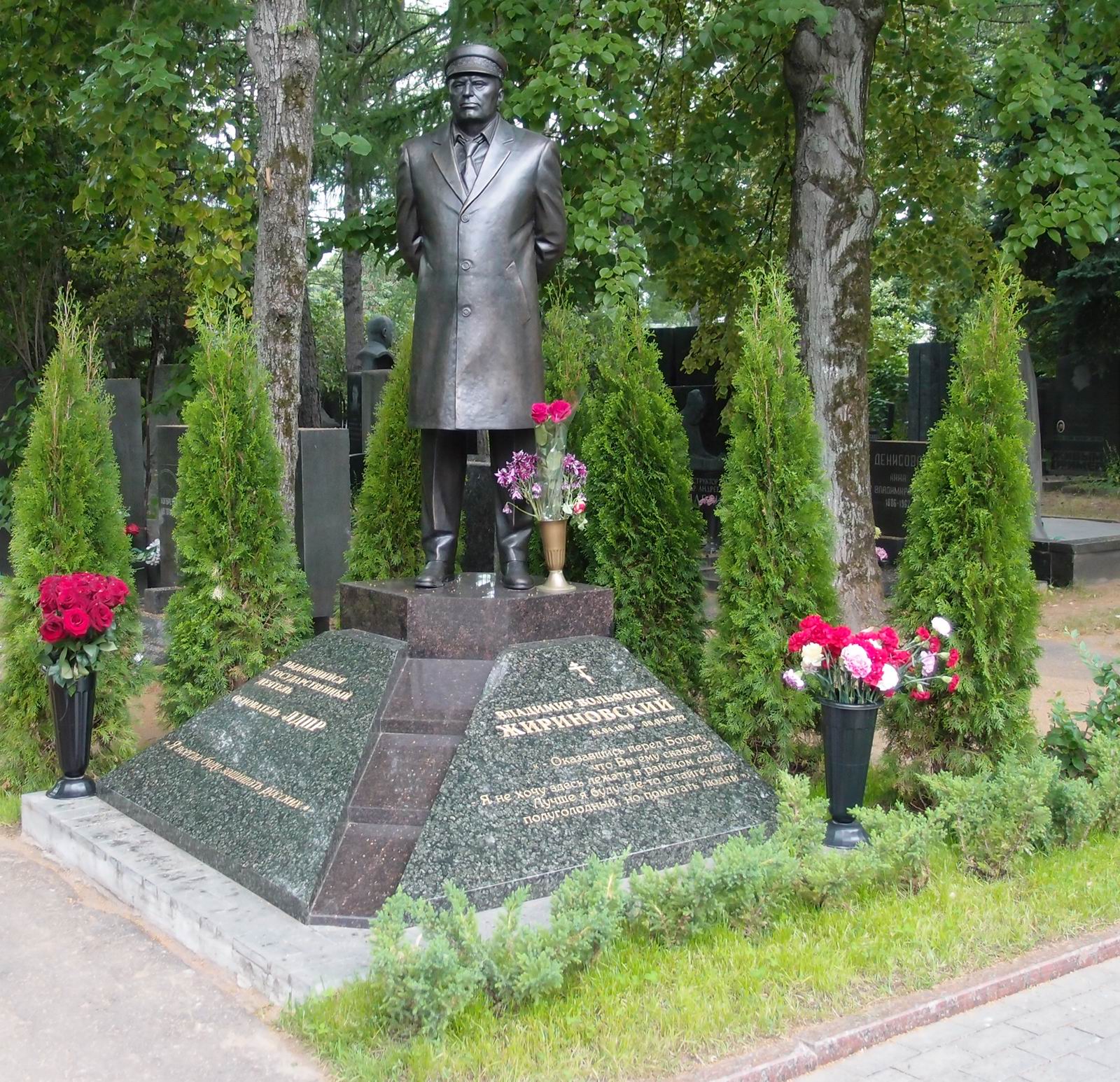 Памятник на могиле Жириновского В.В. (1946–2022), ск. А.Ковальчук, на Новодевичьем кладбище (6–25–1).