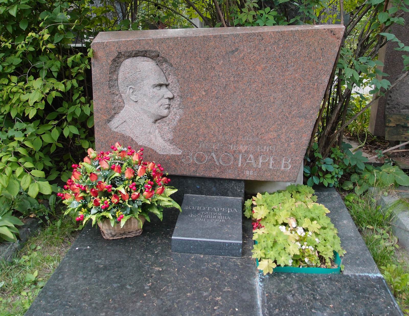 Памятник на могиле Золотарёва П.И. (1910–1965), на Новодевичьем кладбище (6–15–9).