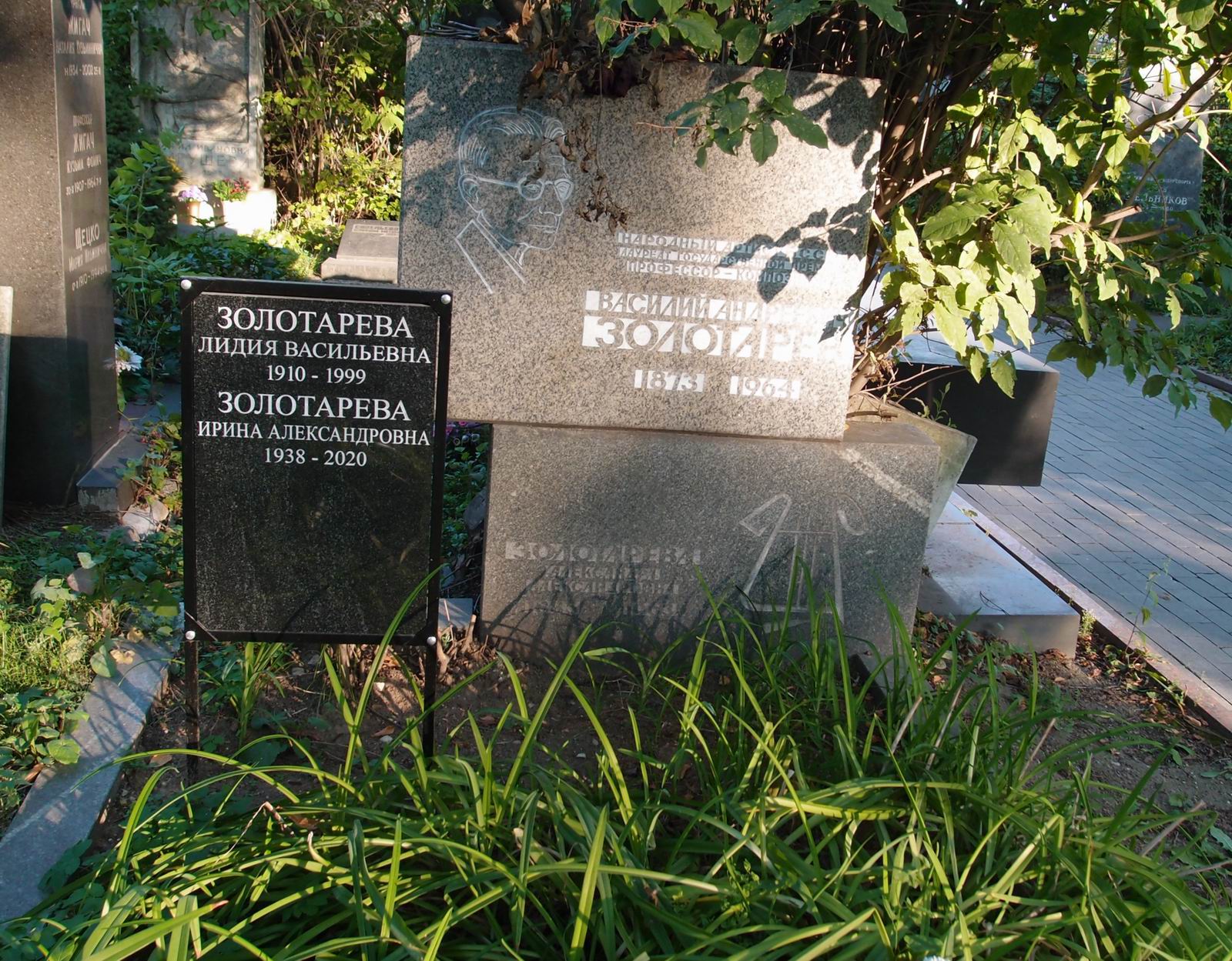 Памятник на могиле Золотарёва В.А. (1873-1964), арх. Ю.Лебедев, на Новодевичьем кладбище (6-6-11).