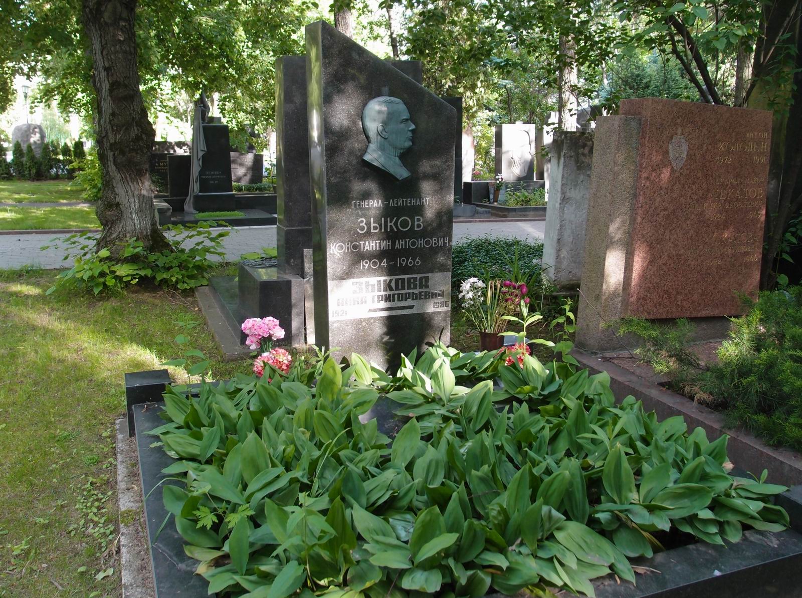 Памятник на могиле Зыкова К.А. (1904–1966), ск. И.Исайкин, на Новодевичьем кладбище (6–30–1).