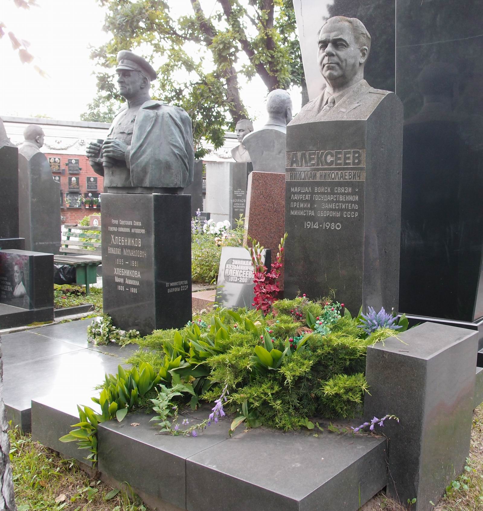 Памятник на могиле Алексеева Н.Н. (1914–1980), ск. В.Сонин, на Новодевичьем кладбище (7–17–13).