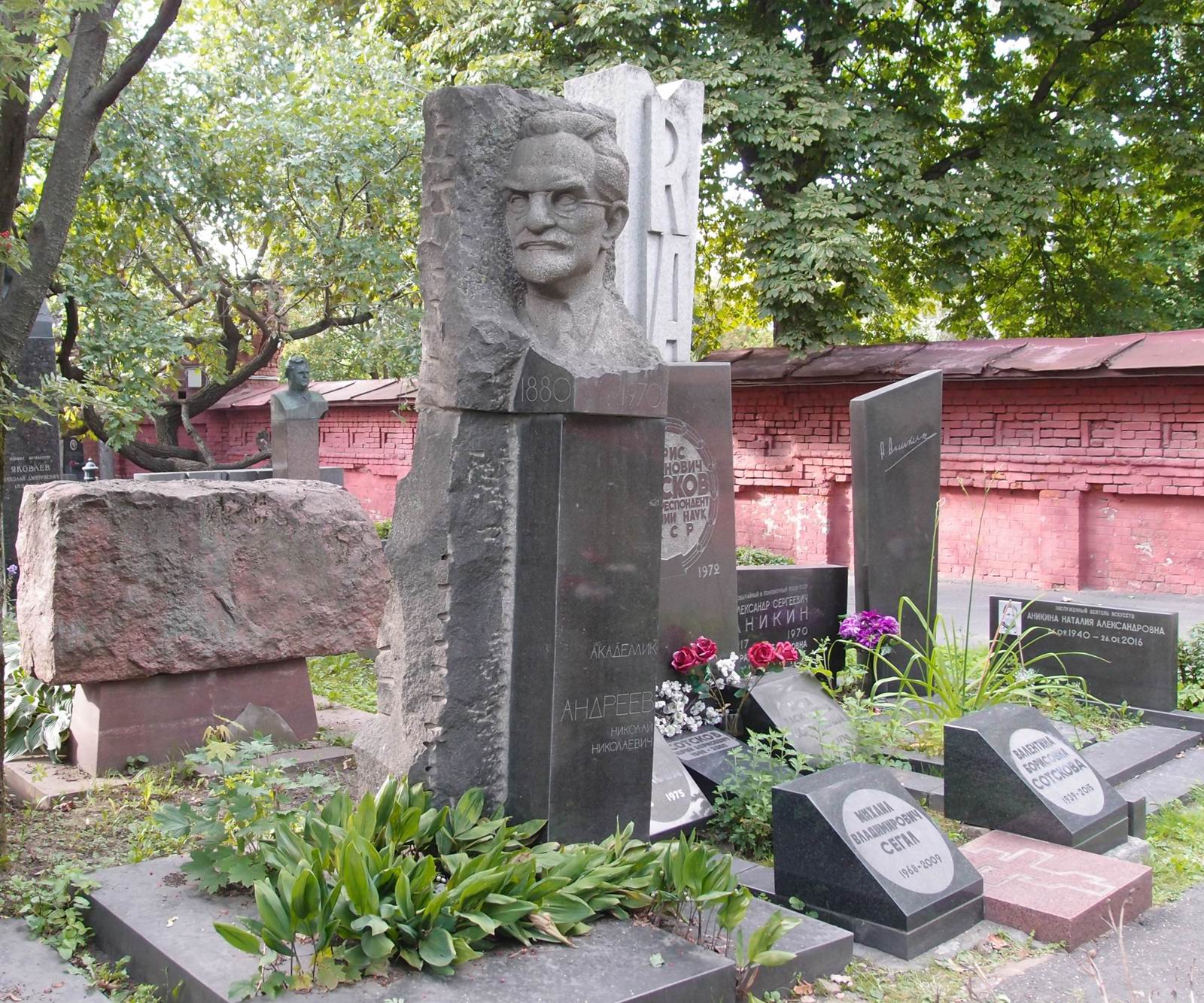 Памятник на могиле Андреева Н.Н. (1880-1970), ск. Н.Рудько, арх. И.Покровский, на Новодевичьем кладбище (7-17-3).