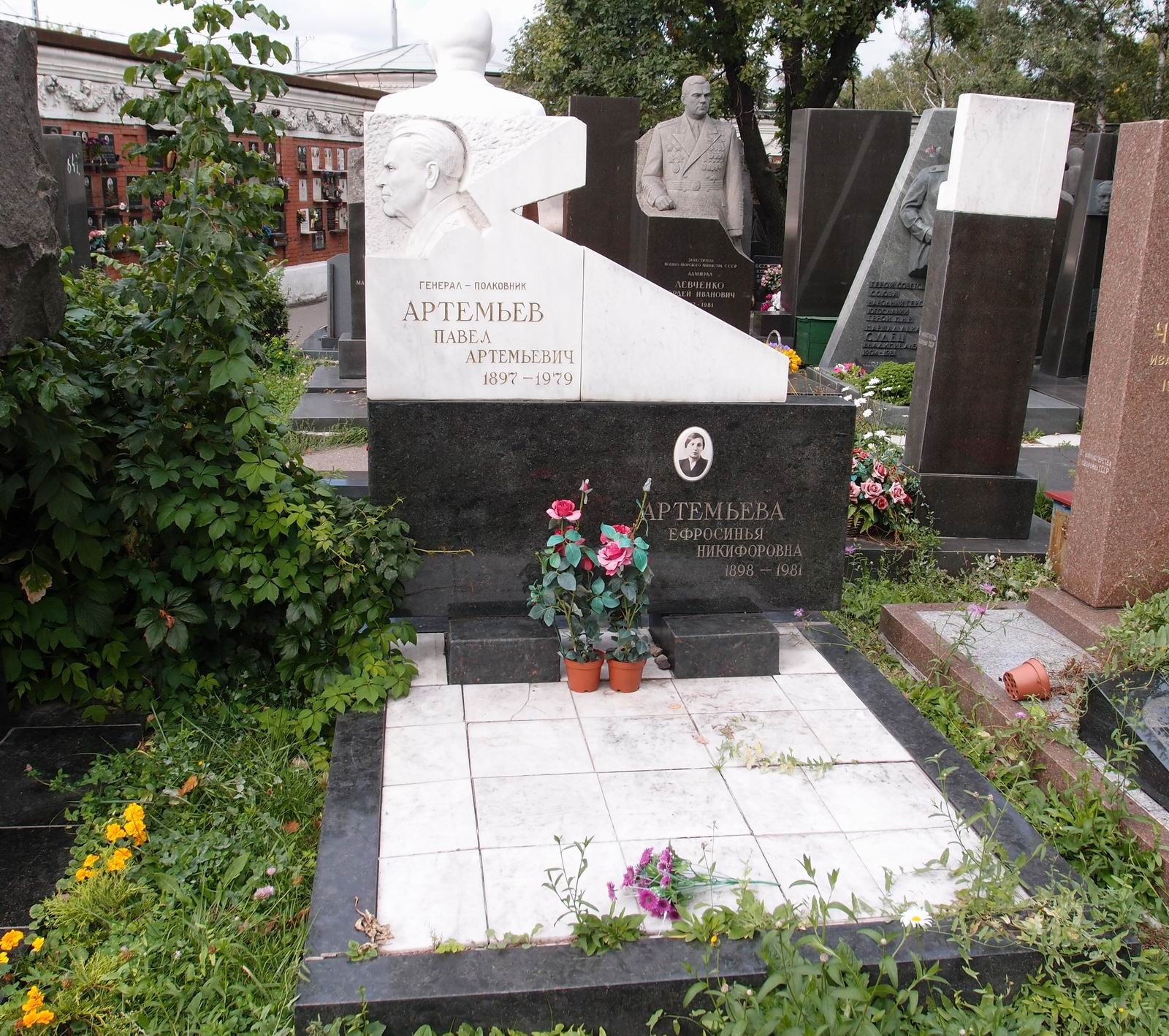 Памятник на могиле Артемьева П.А. (1897-1979), на Новодевичьем кладбище (7-15-17).