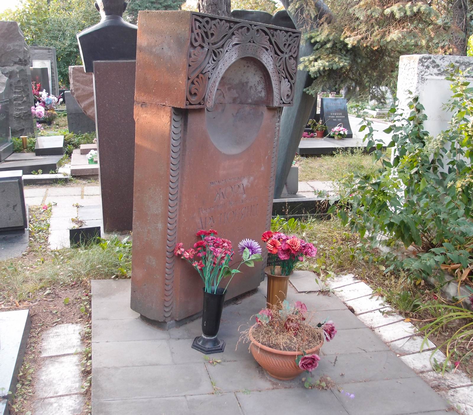 Памятник на могиле Арутюнянца Г.М. (1925–1973), на Новодевичьем кладбище (7–5–14).