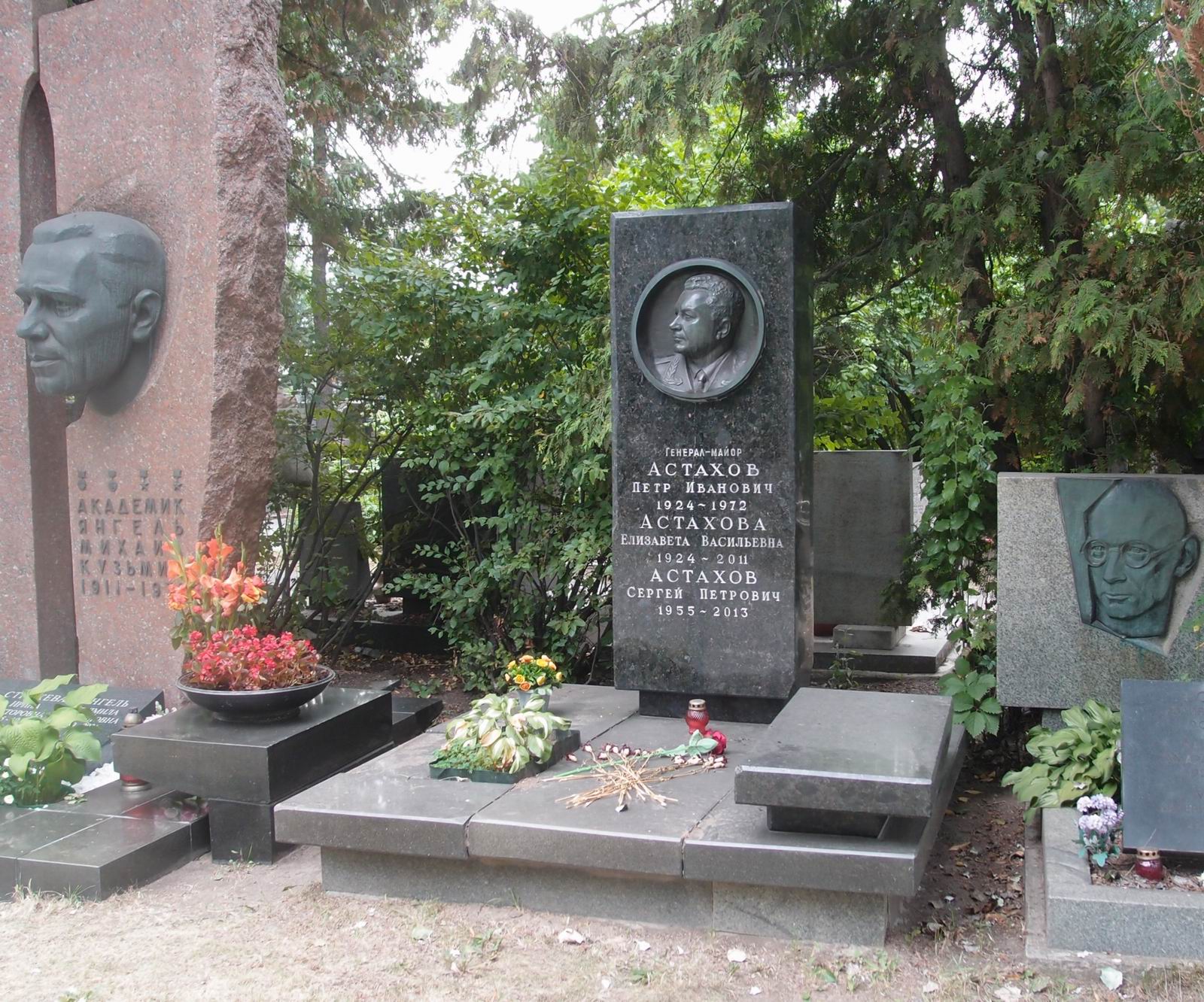 Памятник на могиле Астахова П.И. (1924–1972), ск. А.Елецкий, на Новодевичьем кладбище (7–1–10).