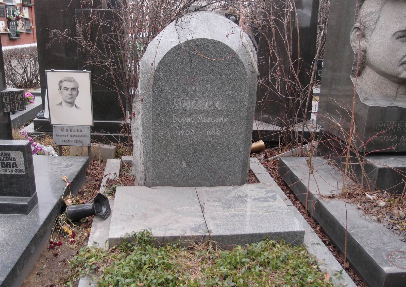 Памятник на могиле Астаурова Б.Л. (1904-1974), арх. А.Арапов, на Новодевичьем кладбище (7-7-22).