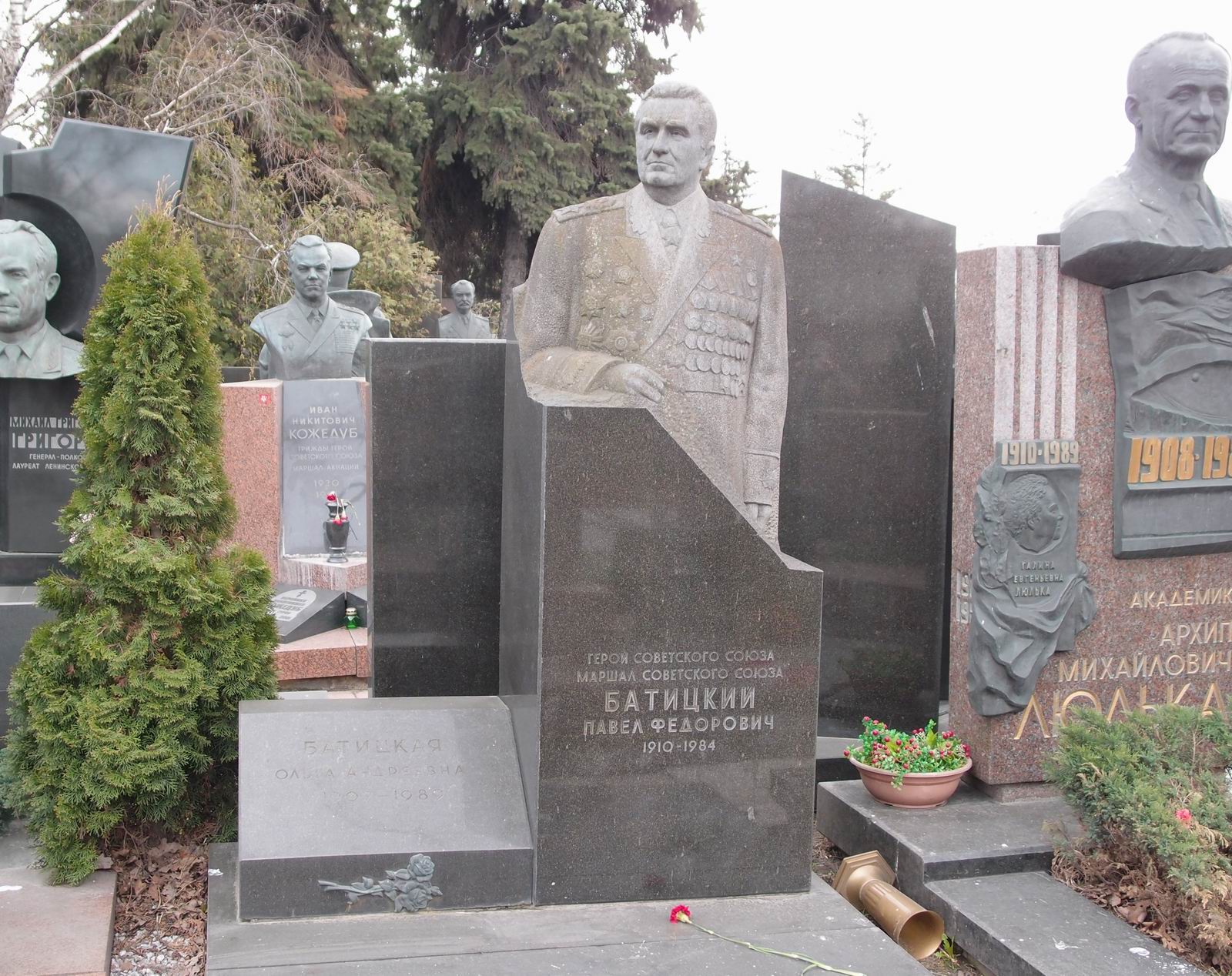 Памятник на могиле Батицкого П.Ф. (1910–1984), ск. А.Елецкий, арх. Е.Ефремов, на Новодевичьем кладбище (7–20–11). Нажмите левую кнопку мыши чтобы увидеть фрагмент памятника.