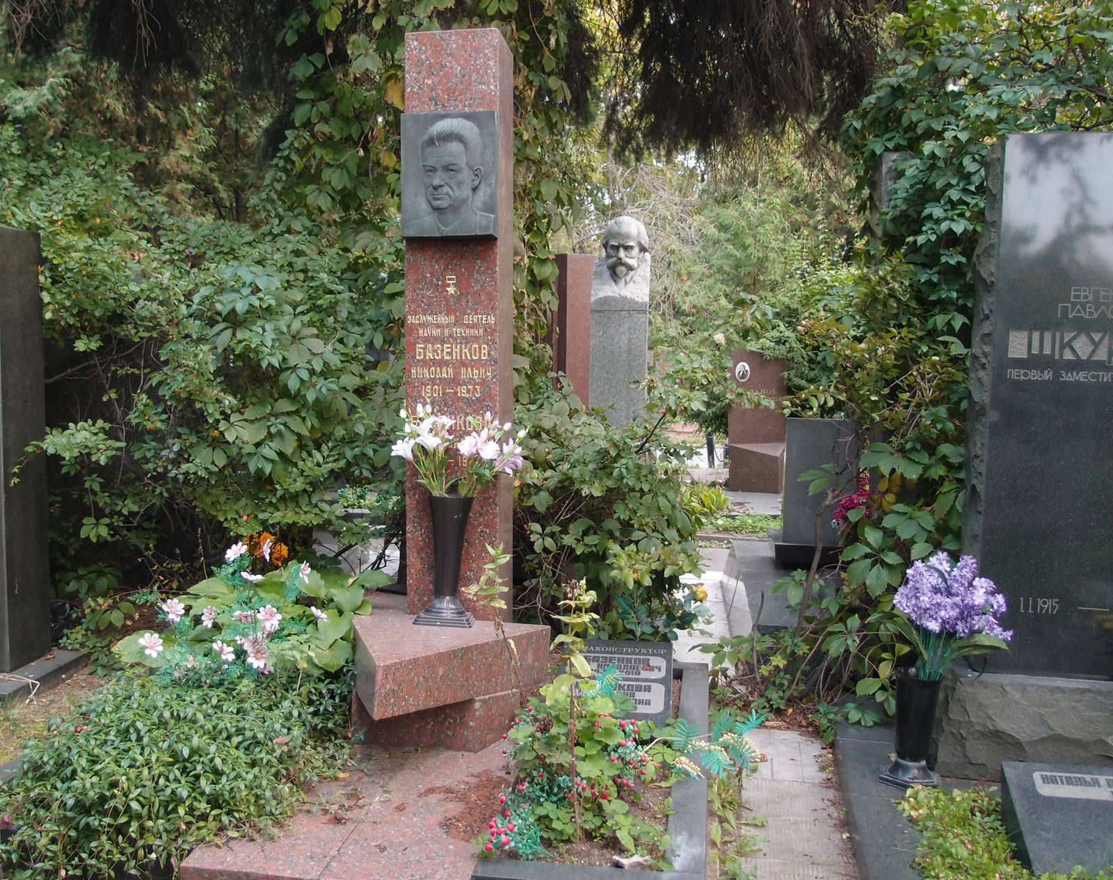 Памятник на могиле Базенкова Н.И. (1901–1973), арх. И.Студеникин, на Новодевичьем кладбище (7–4–18).