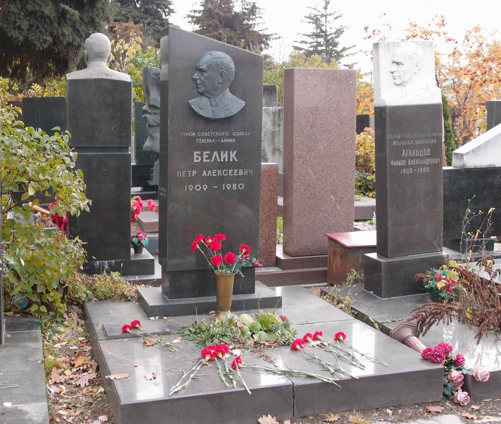 Памятник на могиле Белика П.А. (1909–1980), ск. В.Балецкий, арх. Е.Ефремов, на Новодевичьем кладбище (7–16–17).