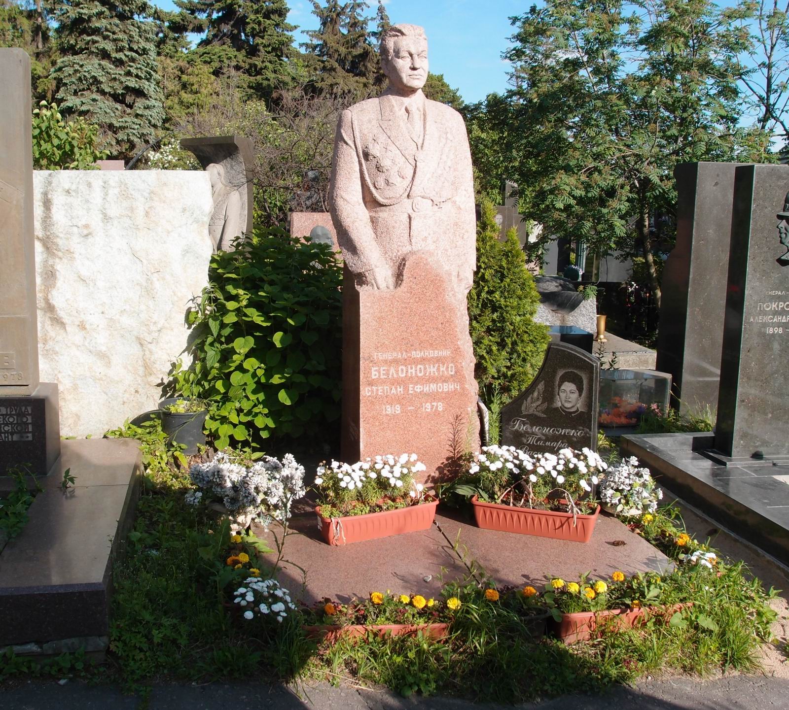 Памятник на могиле Белоножко С.Е. (1919–1978), ск. Я.Шапиро, арх. Е.Ефремов, на Новодевичьем кладбище (7–14–18).