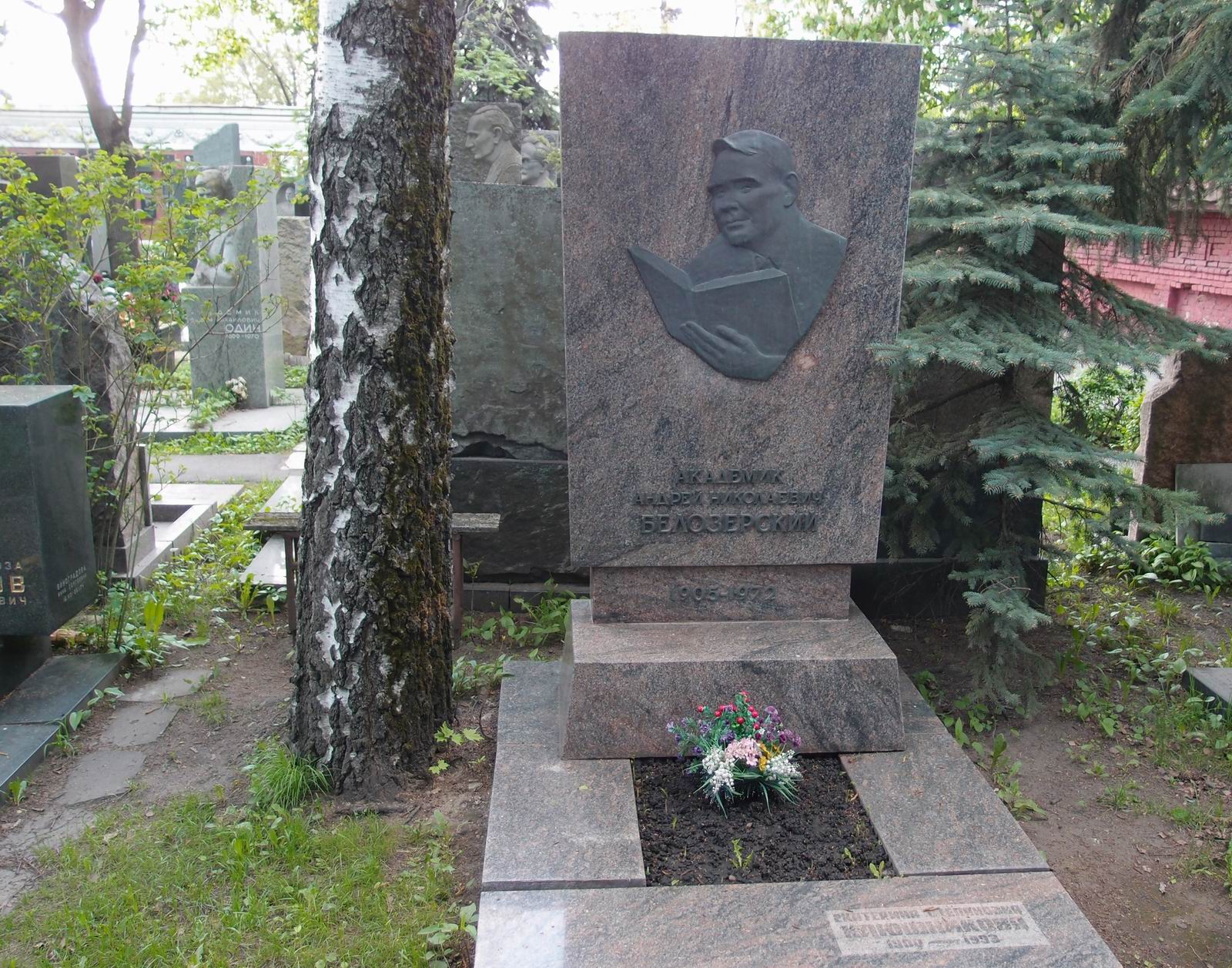 Памятник на могиле Белозерскому А.Н. (1905–1972), ск. И.Козловский, арх. А.Заварзин, на Новодевичьем кладбище (7–13–2).