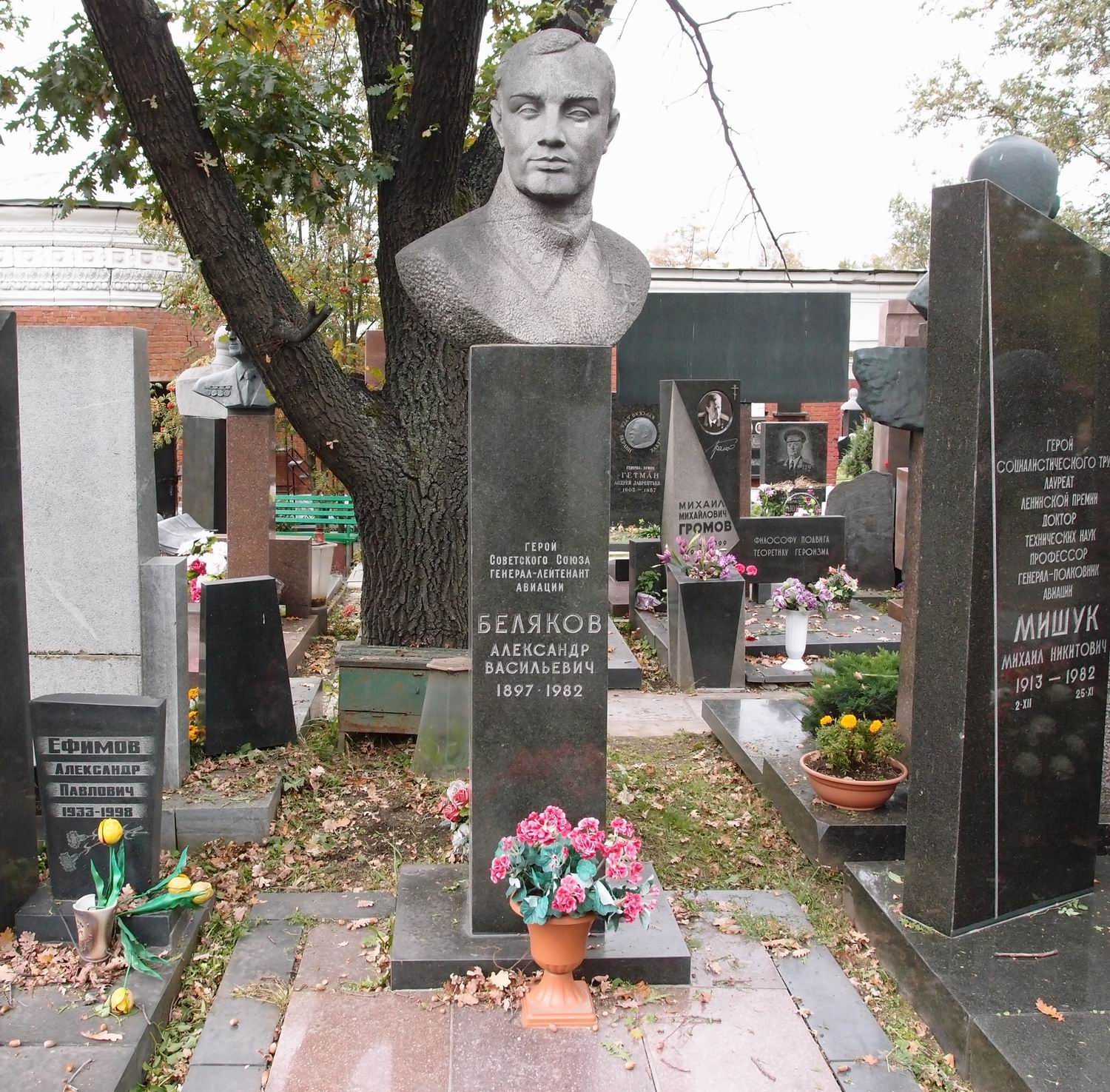Памятник на могиле Белякова А.В. (1897-1982), ск. Д.Шмуйлович, на Новодевичьем кладбище (7-19-15).