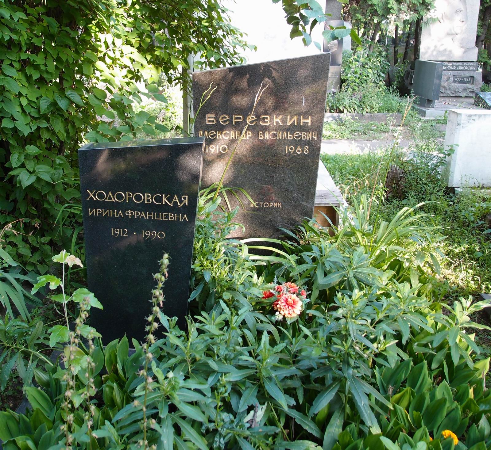 Памятник на могиле Берёзкина А.В. (1910–1968), на Новодевичьем кладбище (7–4–7).