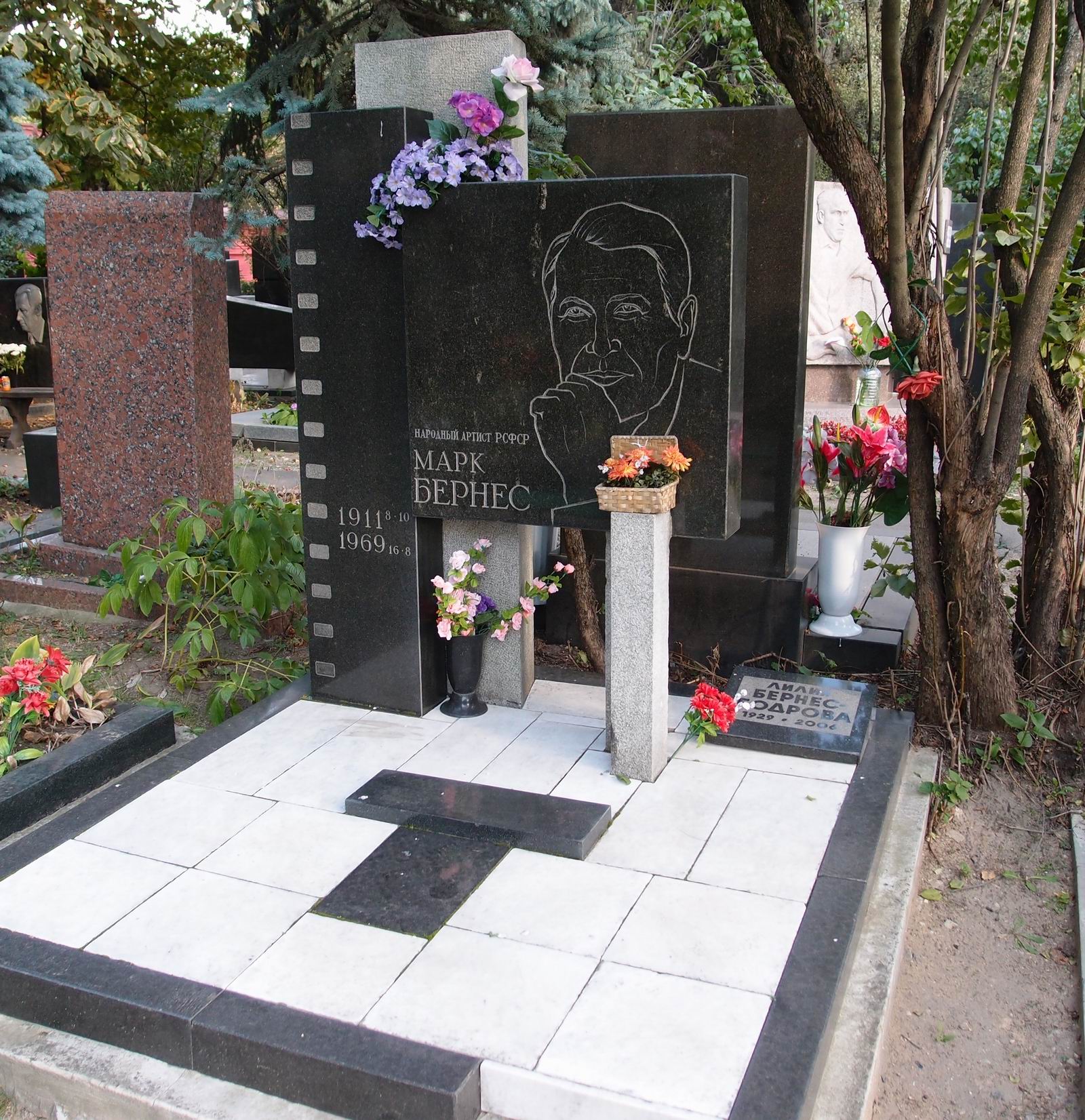 Памятник на могиле Бернеса М.Н. (1911-1969), ск. В.Лемпорт, Н.Силис, на Новодевичьем кладбище (7-8-9).