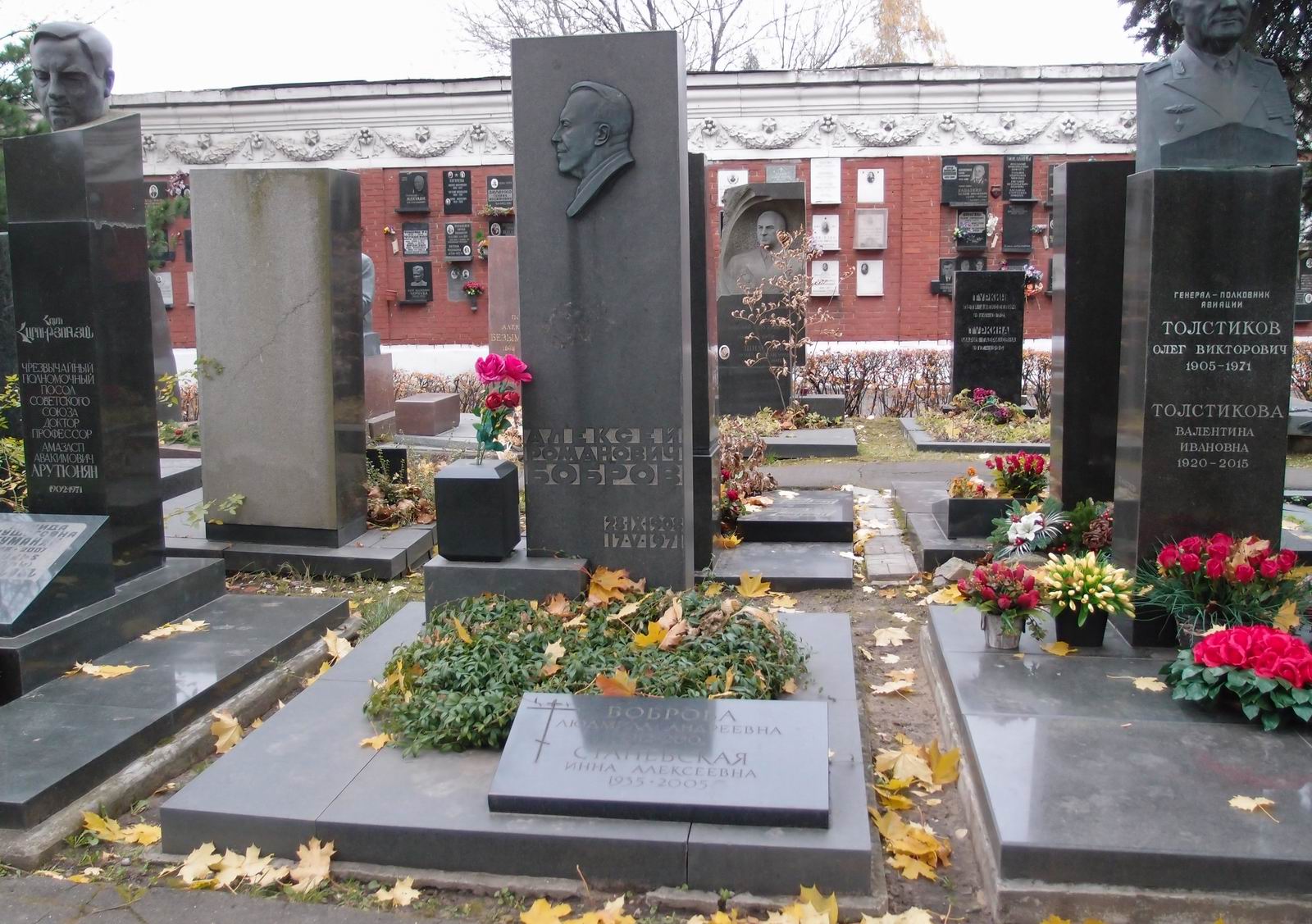 Памятник на могиле Боброва А.Р. (1908–1971), на Новодевичьем кладбище (7–19–5).