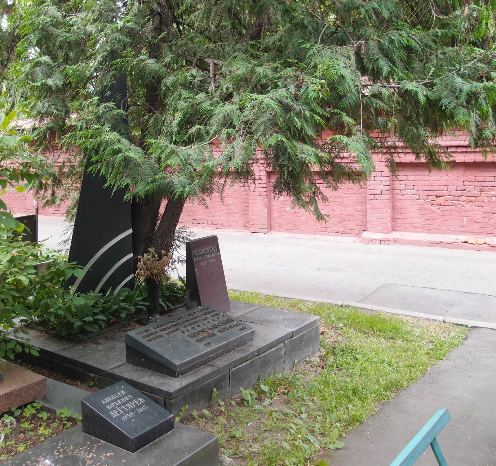 Памятник на могиле Богуславского Е.Я. (1917–1969), на Новодевичьем кладбище (7–7–1).
