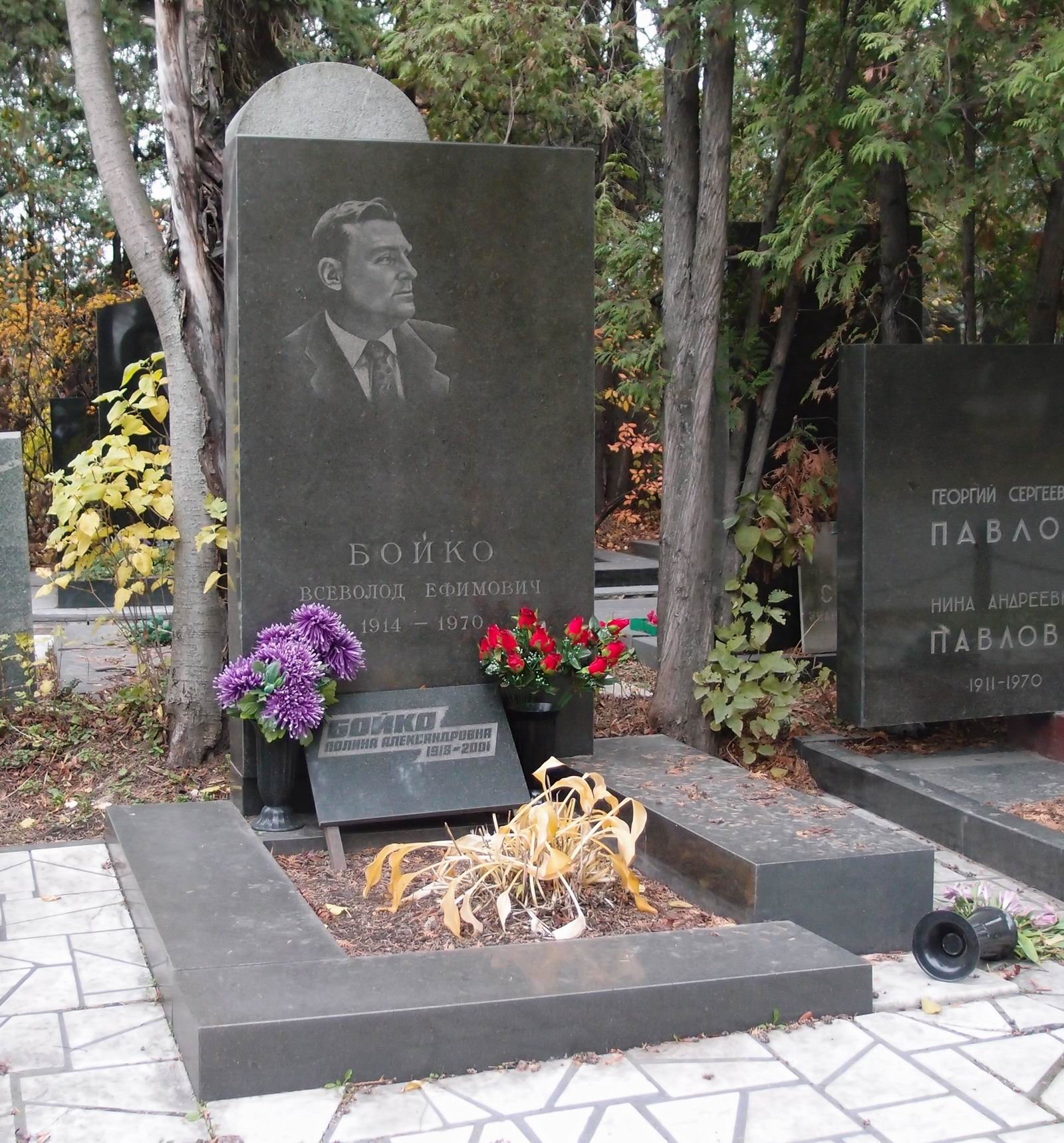 Памятник на могиле Бойко В.Е. (1914-1970), на Новодевичьем кладбище (7-1-19).