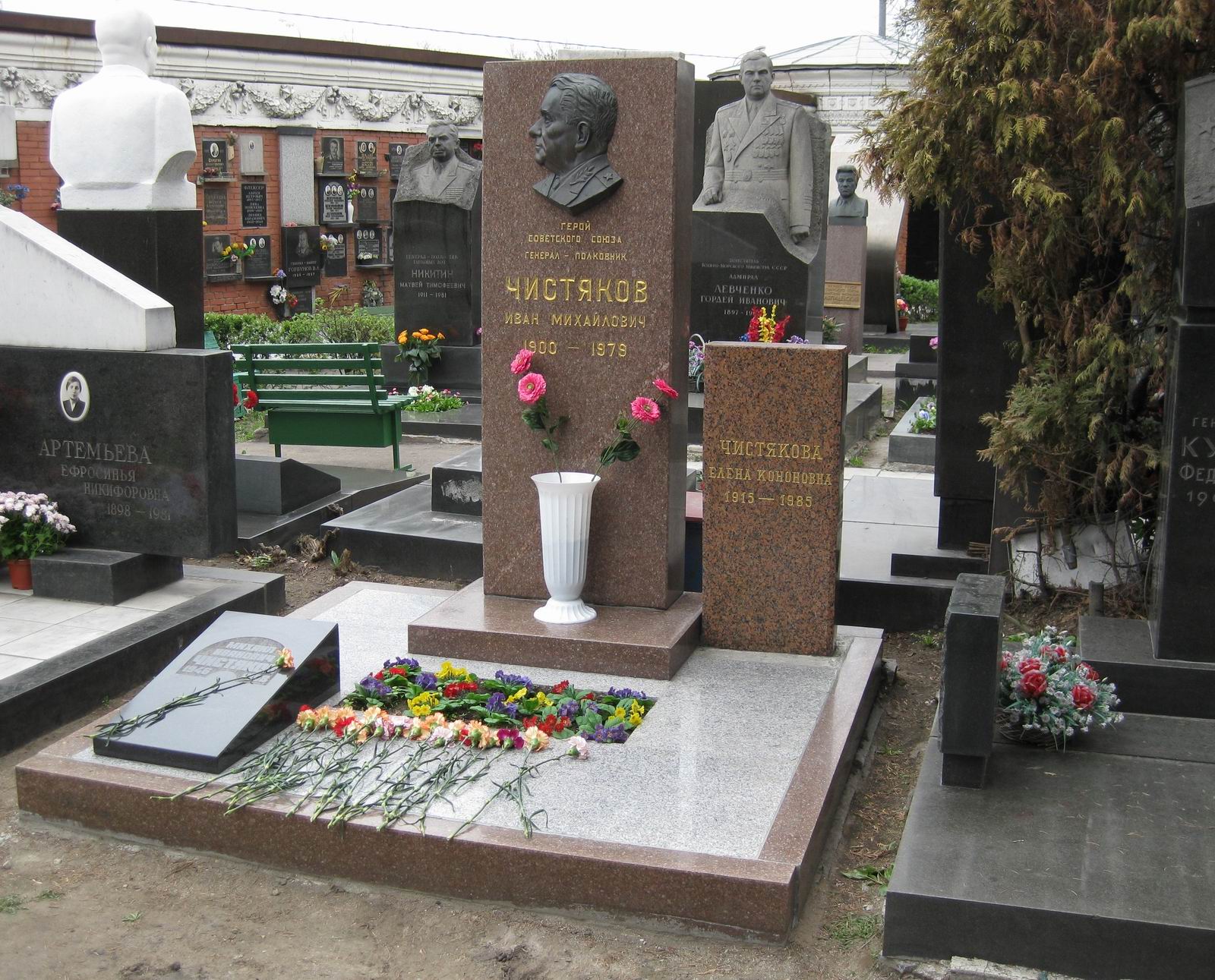 Памятник на могиле Чистякова И.М. (1900–1979), на Новодевичьем кладбище (7–15–16).