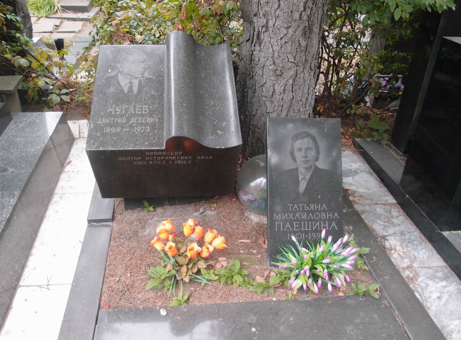 Памятник на могиле Чугаева Д.А. (1899–1973), арх. Э.Яворский, на Новодевичьем кладбище (7–3–21).