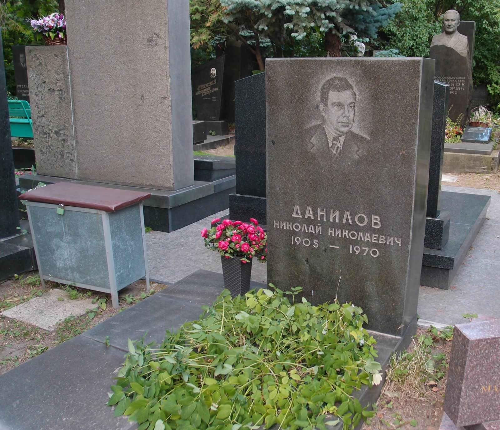 Памятник на могиле Данилова Н.Н. (1905–1970), на Новодевичьем кладбище (7–12–9).