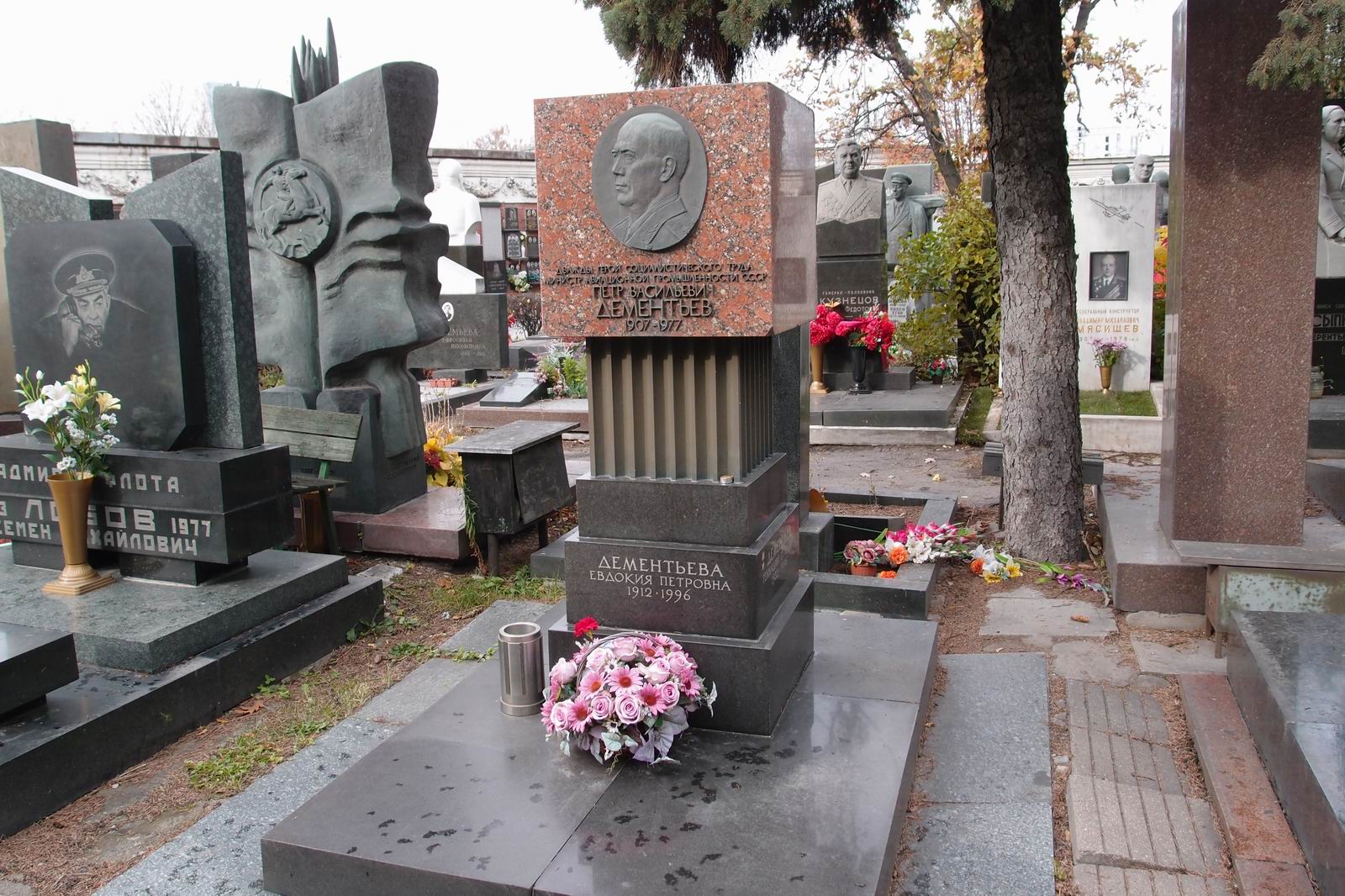 Памятник на могиле Дементьева П.В. (1907–1977), ск. М.Аникушин, арх. С.Бухаев, на Новодевичьем кладбище (7–13–13). Нажмите левую кнопку мыши чтобы увидеть фрагмент памятника.