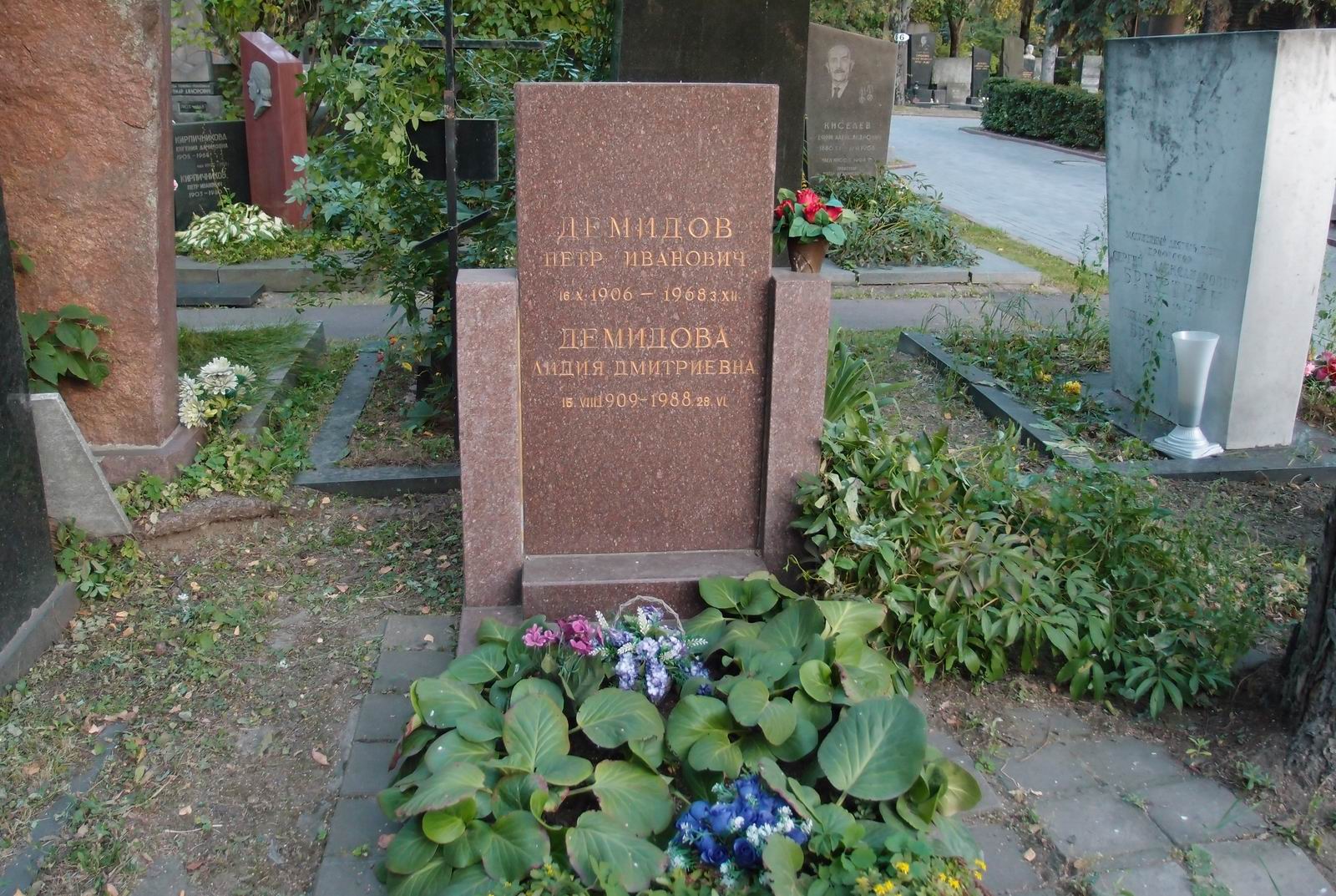 Памятник на могиле Демидова П.И. (1906–1968), на Новодевичьем кладбище (7–6–11).