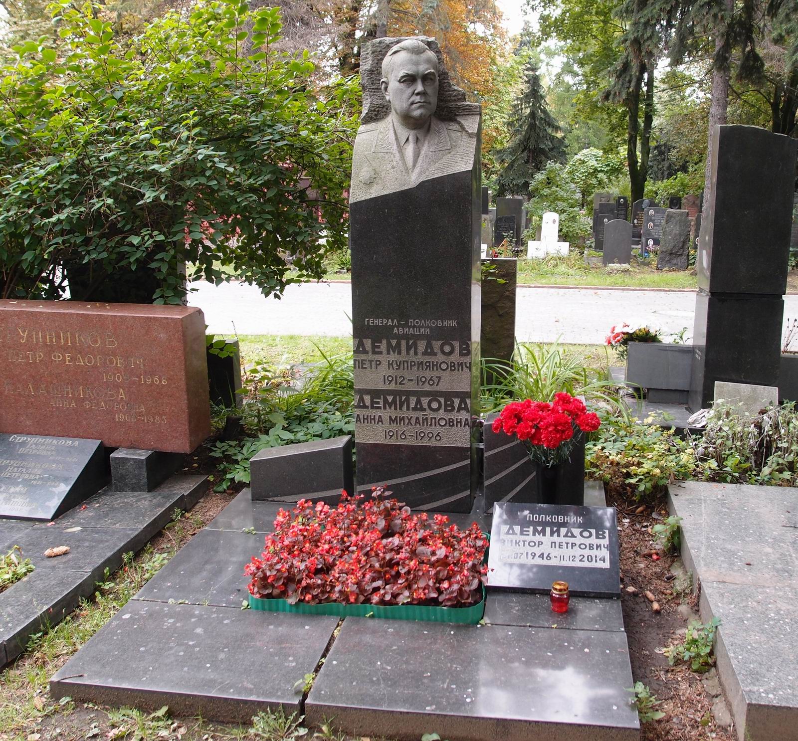 Памятник на могиле Демидова П.К. (1912–1967), ск. Г.Постников, на Новодевичьем кладбище (7–2–4).