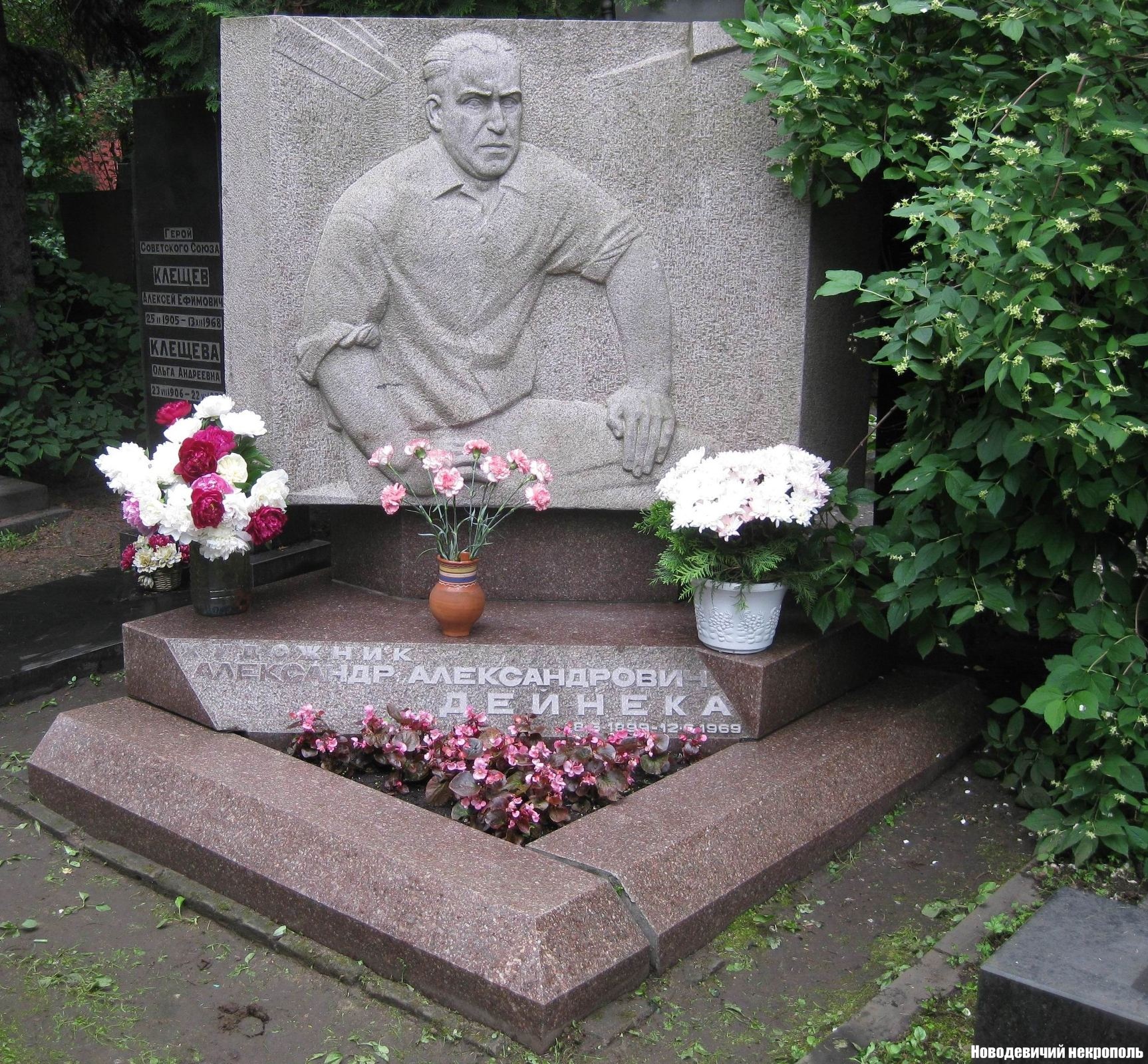 Памятник на могиле Дейнеки А.А. (1899-1969), ск. И.Рукавишников, арх. И.Вознесенский, на Новодевичьем кладбище (7-6-9).