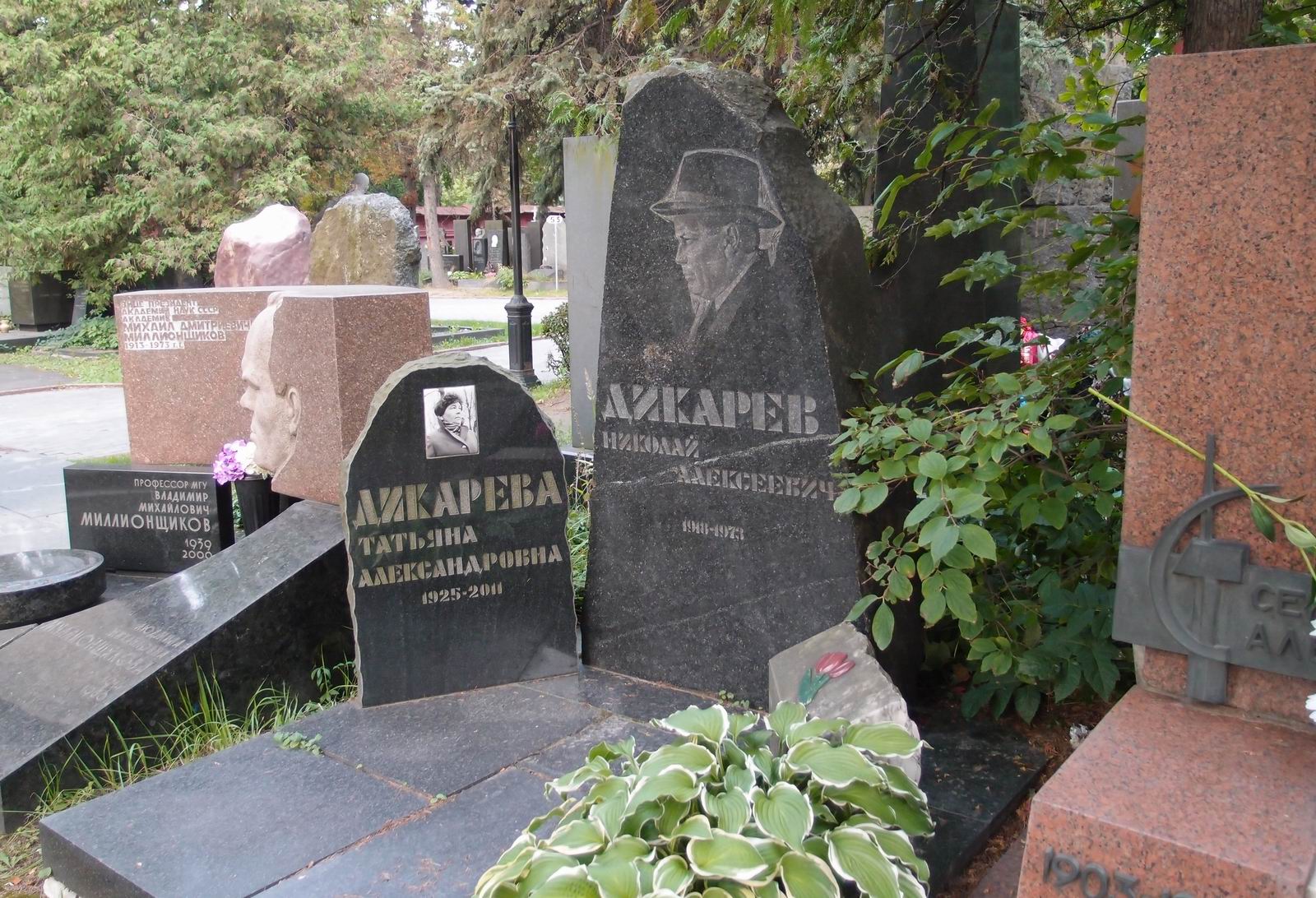 Памятник на могиле Дикарева Н.А. (1918-1973), худ. В.Сокол, на Новодевичьем кладбище (7-4-14).