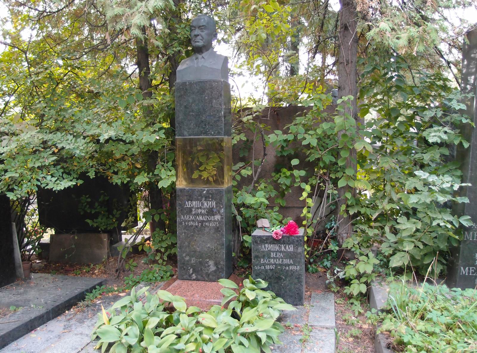 Памятник на могиле Двинского Б.А. (1894–1973), ск. А.Елецкий, арх. И.Евтюков, на Новодевичьем кладбище (7–3–18).