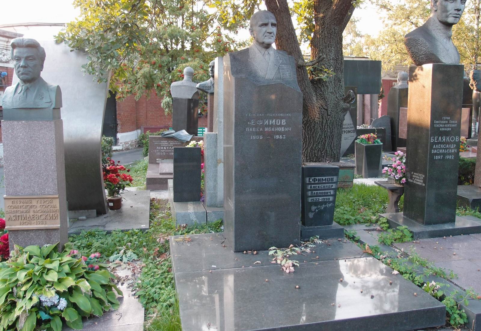 Памятник на могиле Ефимова П.И. (1906–1983), на Новодевичьем кладбище (7–19–16).