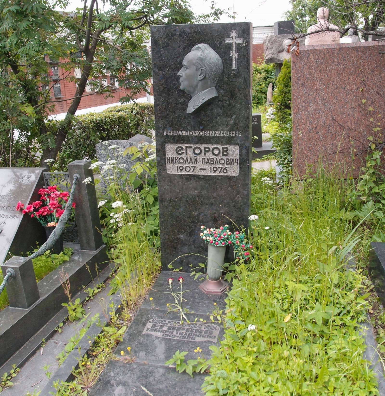 Памятник на могиле Егорова Н.П. (1907-1976), ск. Г.Постников, на Новодевичьем кладбище (7-11-20).