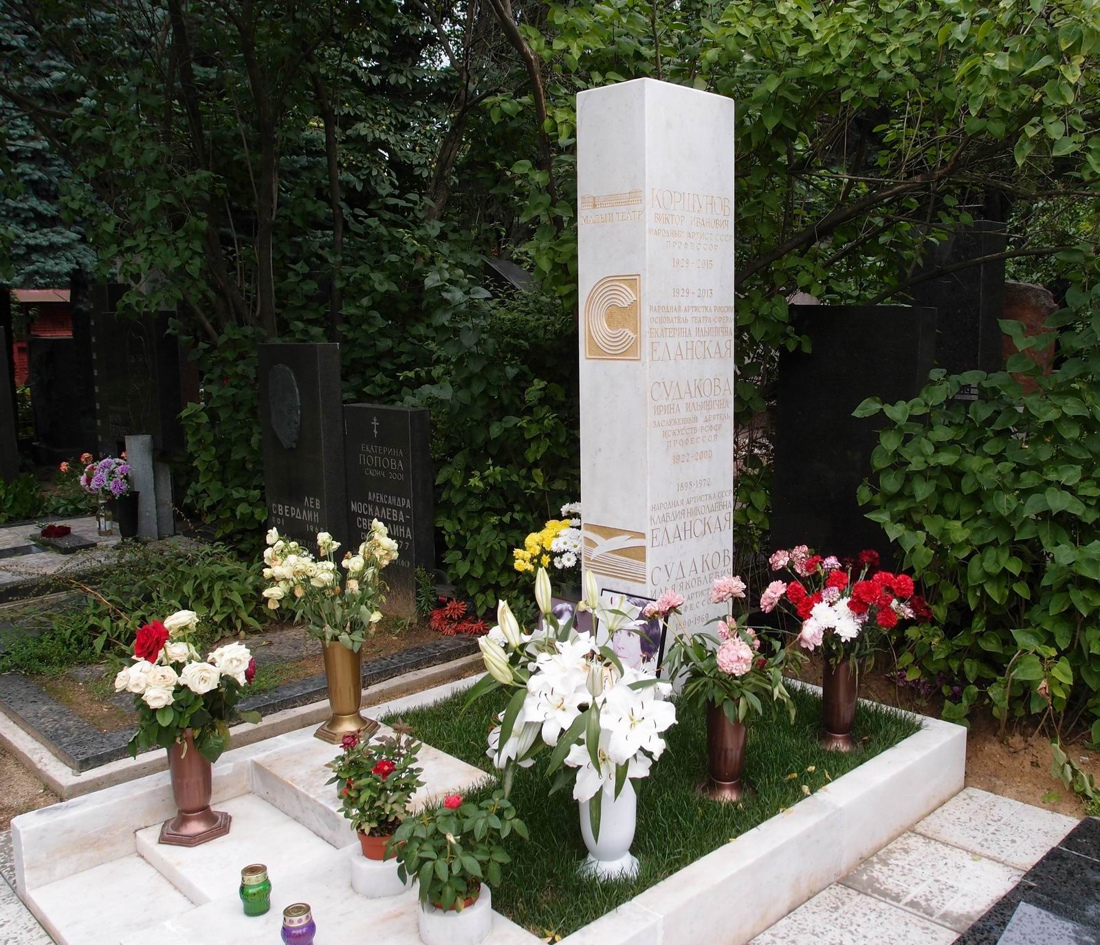 Памятник на могиле Еланской К.Н. (1898-1972), арх. Т.Воскресенская, на Новодевичьем кладбище (7-8-11).