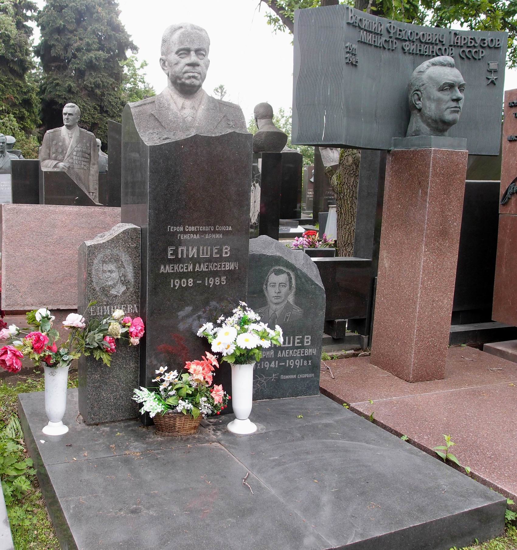 Памятник на могиле Епишева А.А. (1908–1985), ск. В.Сонин, арх. Е.Ефремов, на Новодевичьем кладбище (7–22–2).