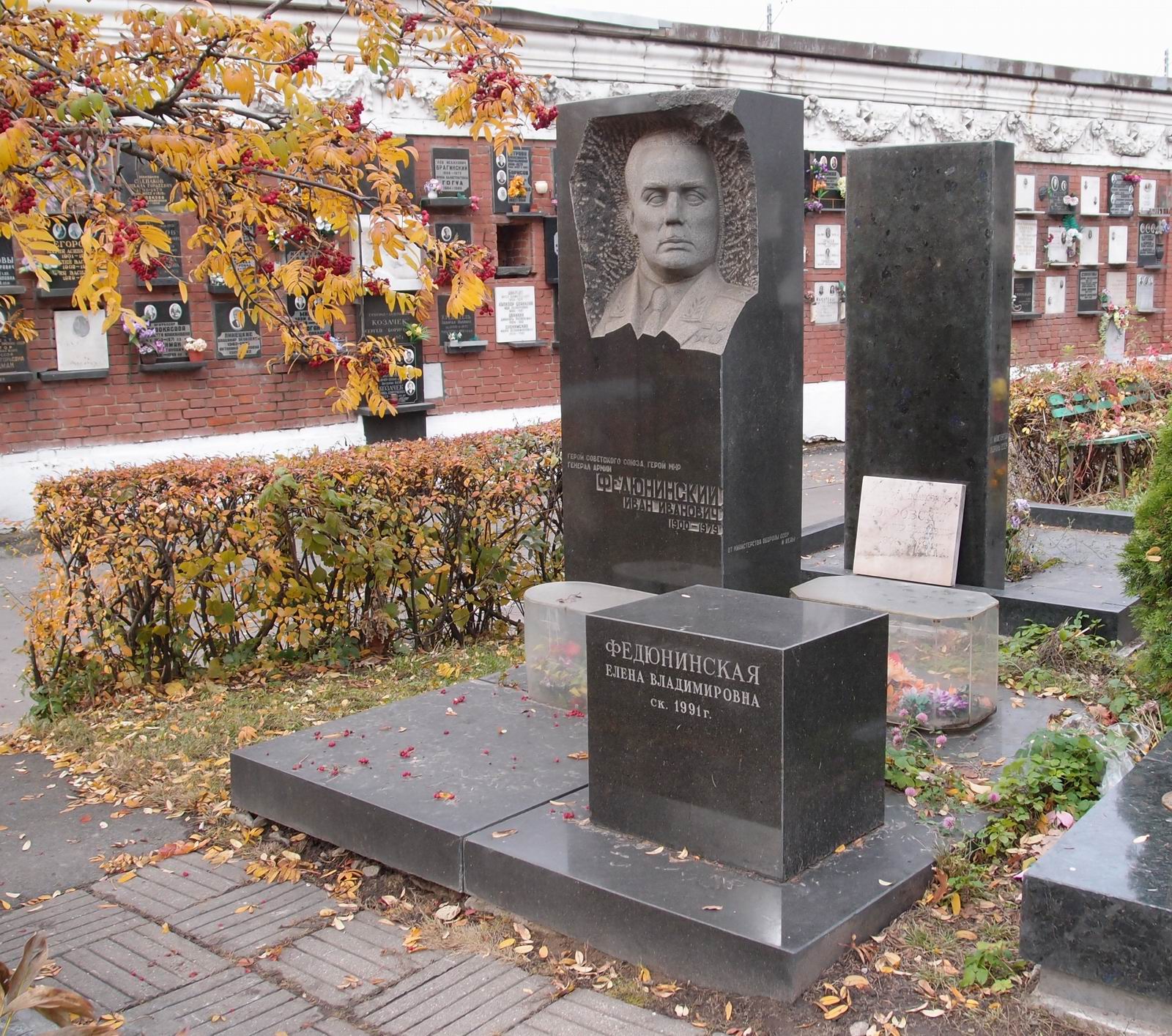 Памятник на могиле Федюнинского И.И. (1900-1977), на Новодевичьем кладбище (7-13-17). Нажмите левую кнопку мыши чтобы увидеть фрагмент памятника.
