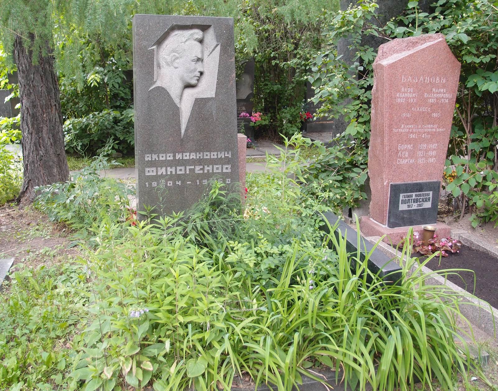 Памятник на могиле Финогенова Я.И. (1904–1968), ск. С.Шапошников, арх. Ю.Гумбург, на Новодевичьем кладбище (7–5–10).