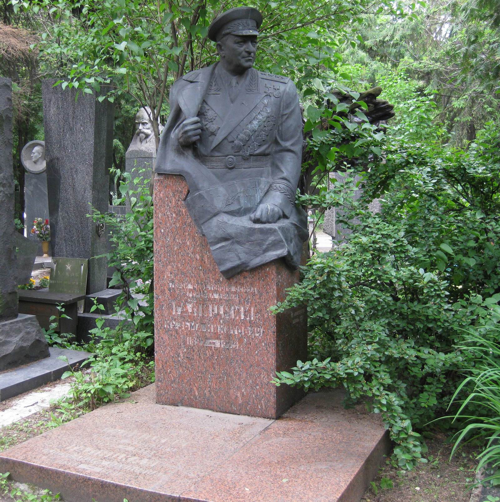 Памятник на могиле Галицкого К.Н. (1897-1973), ск. Г.Постников, арх. В.Васнецов, на Новодевичьем кладбище (7-4-20).