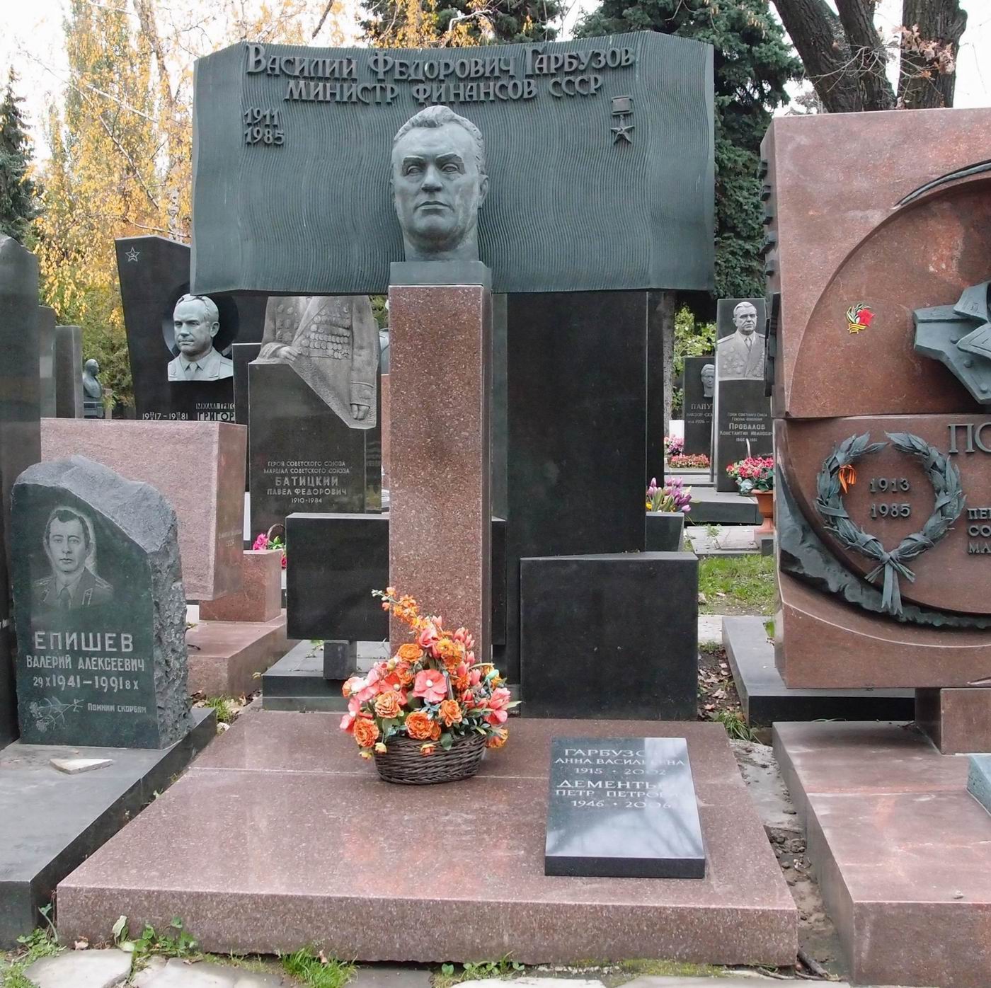 Памятник на могиле Гарбузова В.Ф. (1911–1985), ск. А.Бичуков, арх. Р.Кананин, на Новодевичьем кладбище (7–22–3).