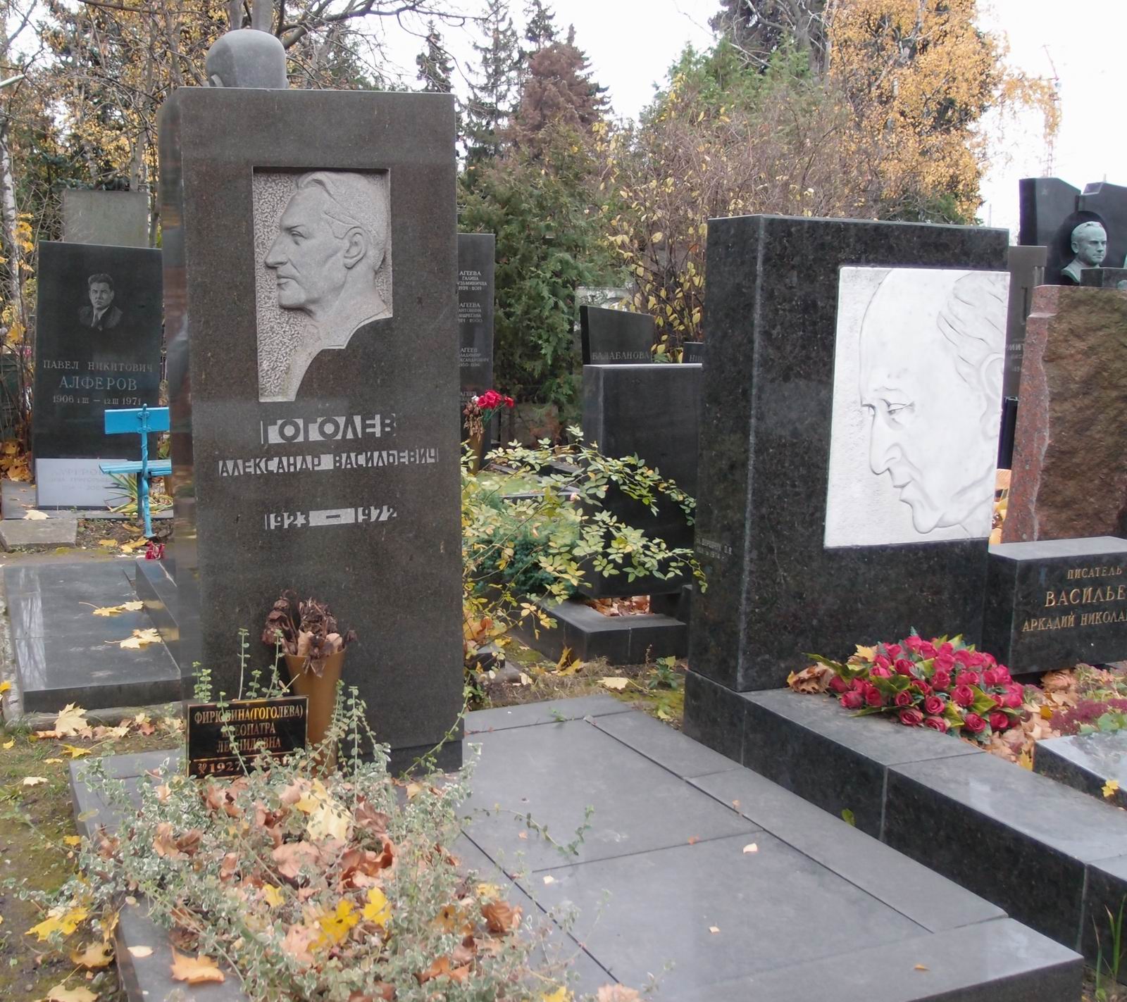 Памятник на могиле Гоголева А.В. (1923-1972), на Новодевичьем кладбище (7-20-6).