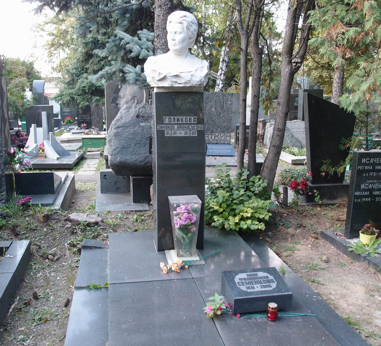 Памятник на могиле Голиковой З.А. (1901–1969), ск. П.Шапиро, на Новодевичьем кладбище (7–9–9).