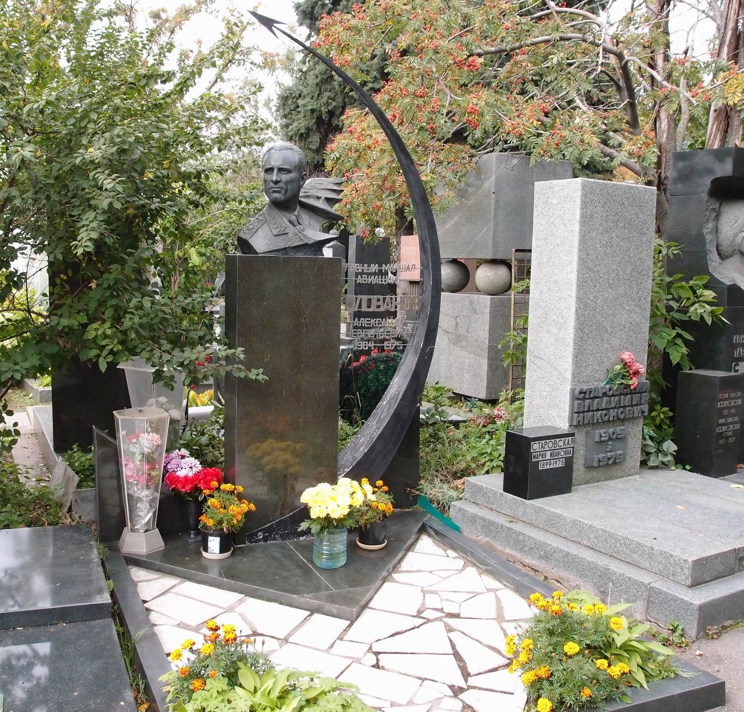 Памятник на могиле Голованова А.Е. (1904-1975), ск. И.Рукавишников, на Новодевичьем кладбище (7-11-18).