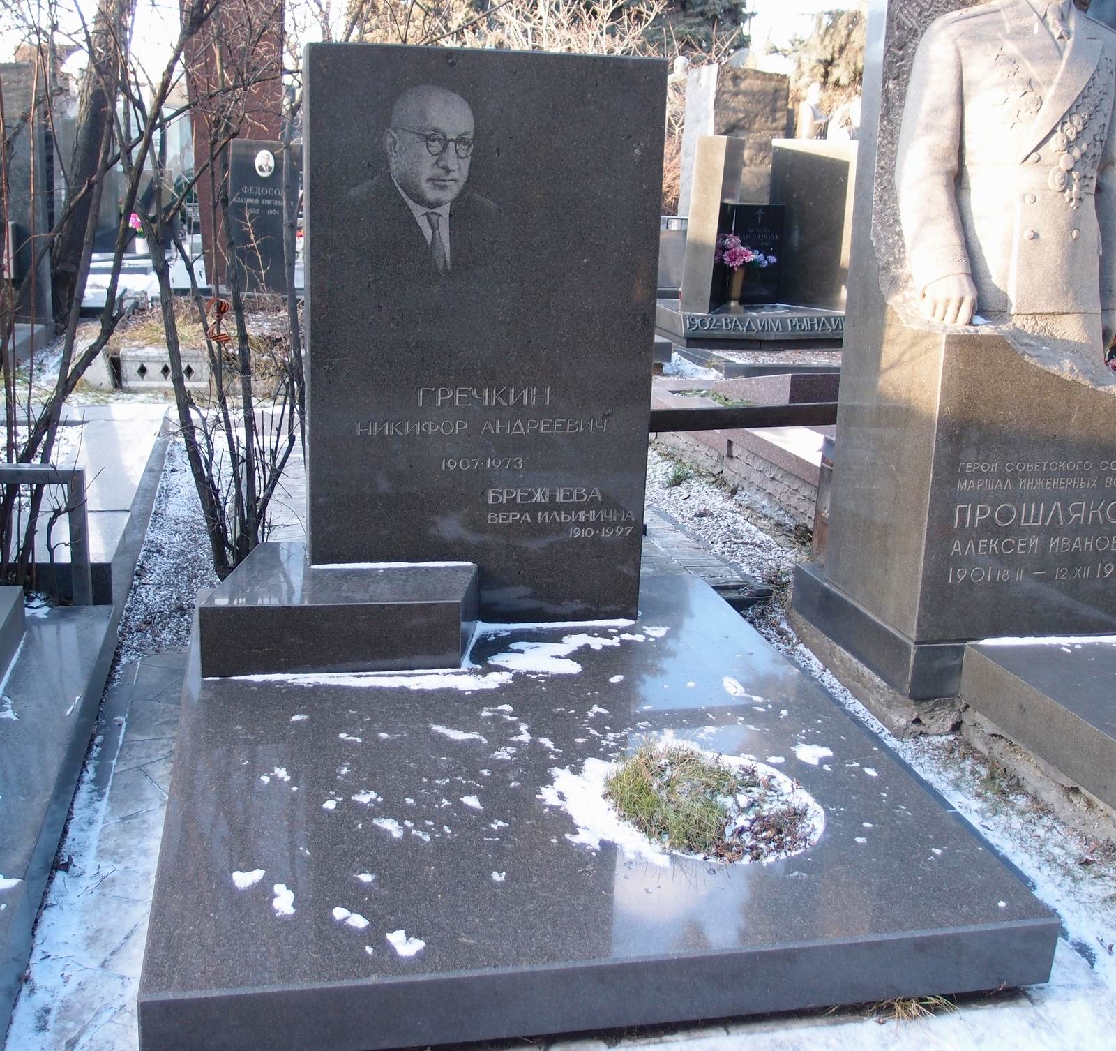 Памятник на могиле Гречкина Н.А. (1907-1973), арх. С.Кулев, на Новодевичьем кладбище (7-7-17).