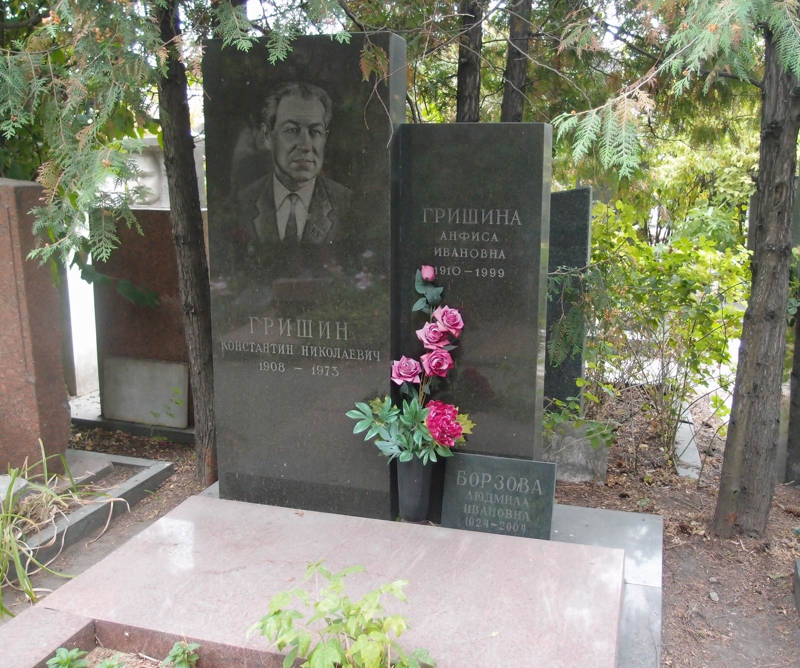 Памятник на могиле Гришина К.Н. (1908–1973), на Новодевичьем кладбище (7–5–18).