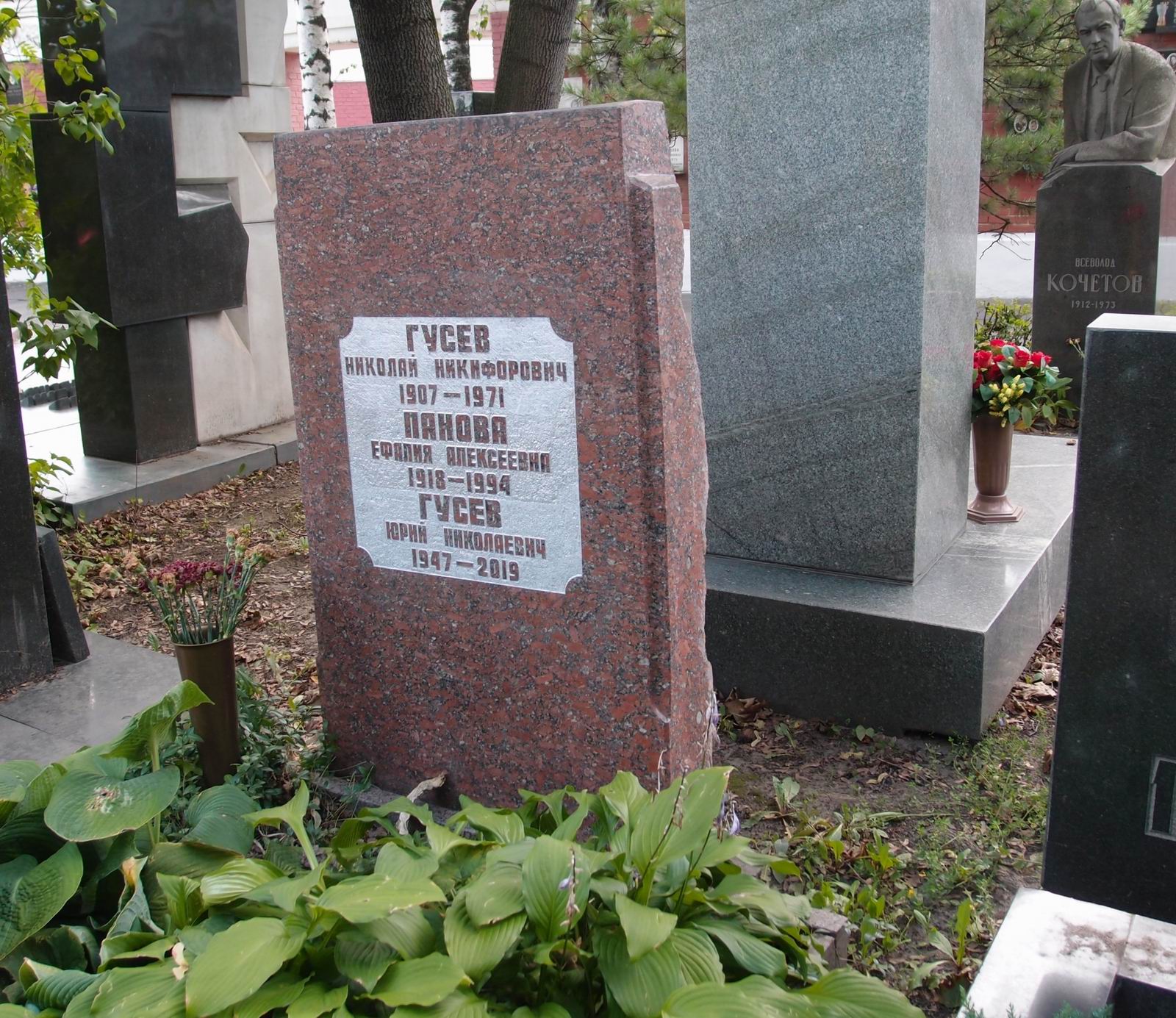 Памятник на могиле Гусева Н.Н. (1907–1971), на Новодевичьем кладбище (7–19–8).