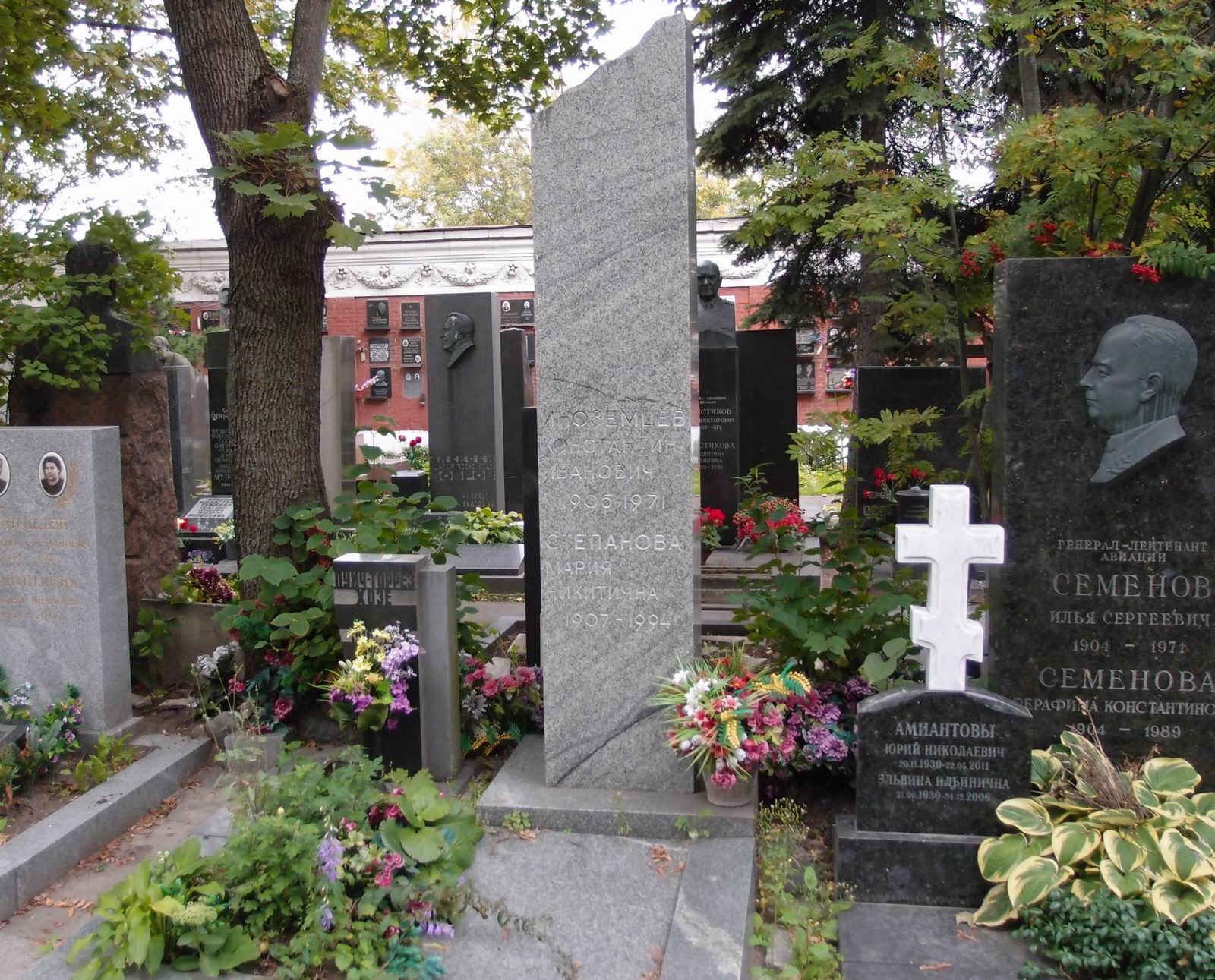 Памятник на могиле Иноземцева К.И. (1905–1971), на Новодевичьем кладбище (7–17–5).