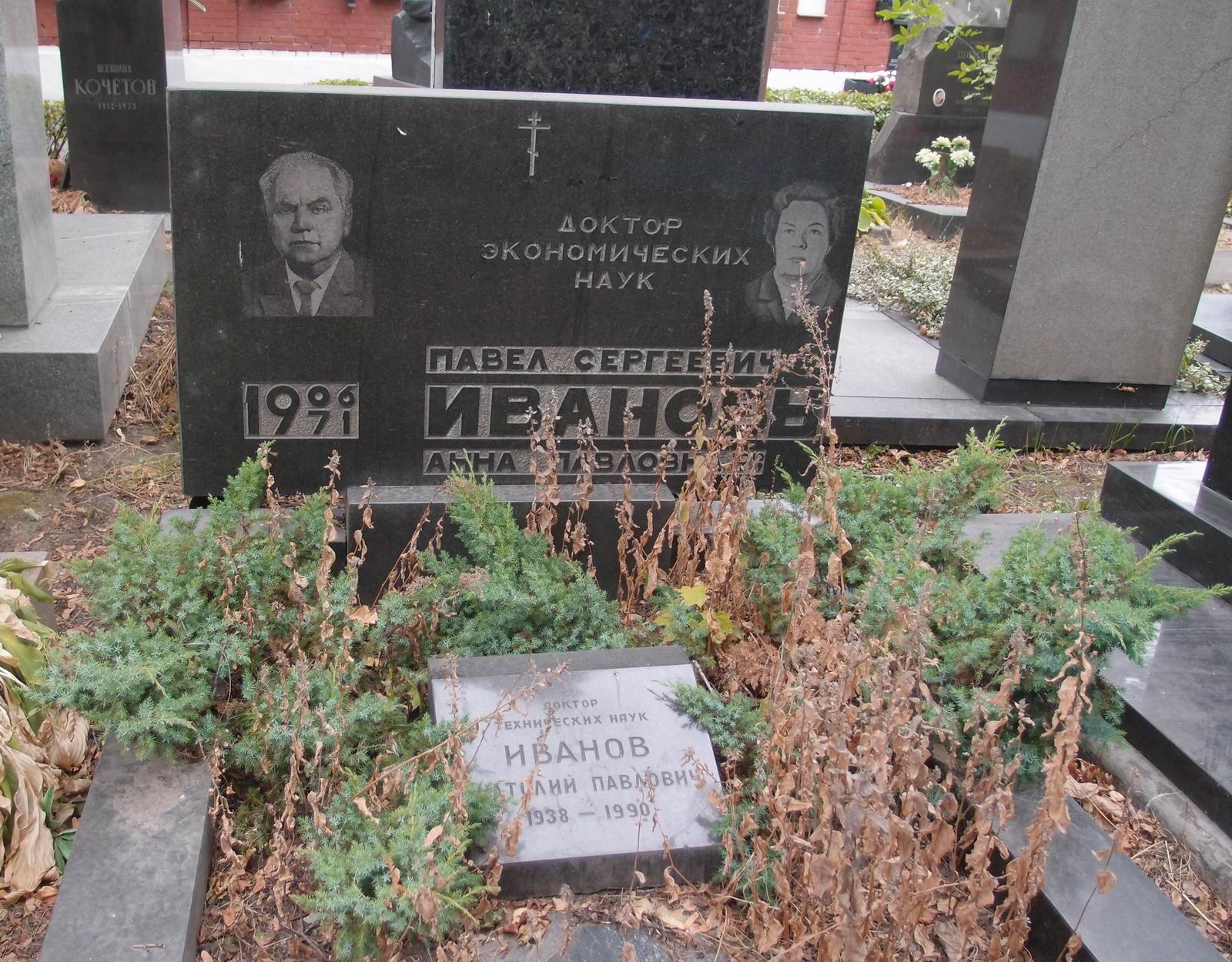 Памятник на могиле Иванова П.С. (1906–1971), на Новодевичьем кладбище (7–19–7).