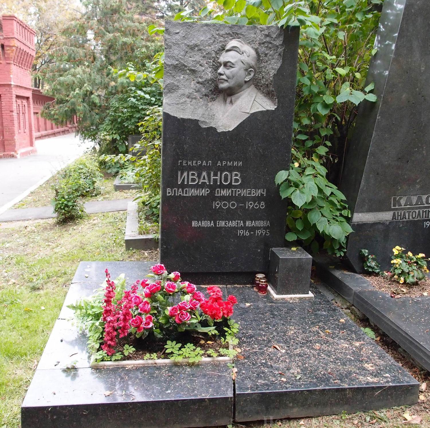 Памятник на могиле Иванова В.Д. (1900–1968), ск. А.Елецкий, на Новодевичьем кладбище (7–6–1).