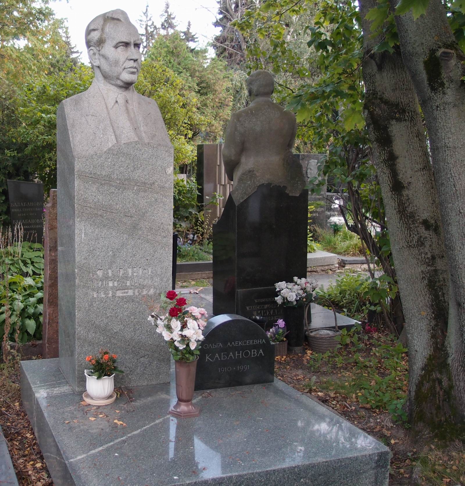 Памятник на могиле Кабанова И.Г. (1898–1972), ск. Н.Саркисов, на Новодевичьем кладбище (7–20–8).