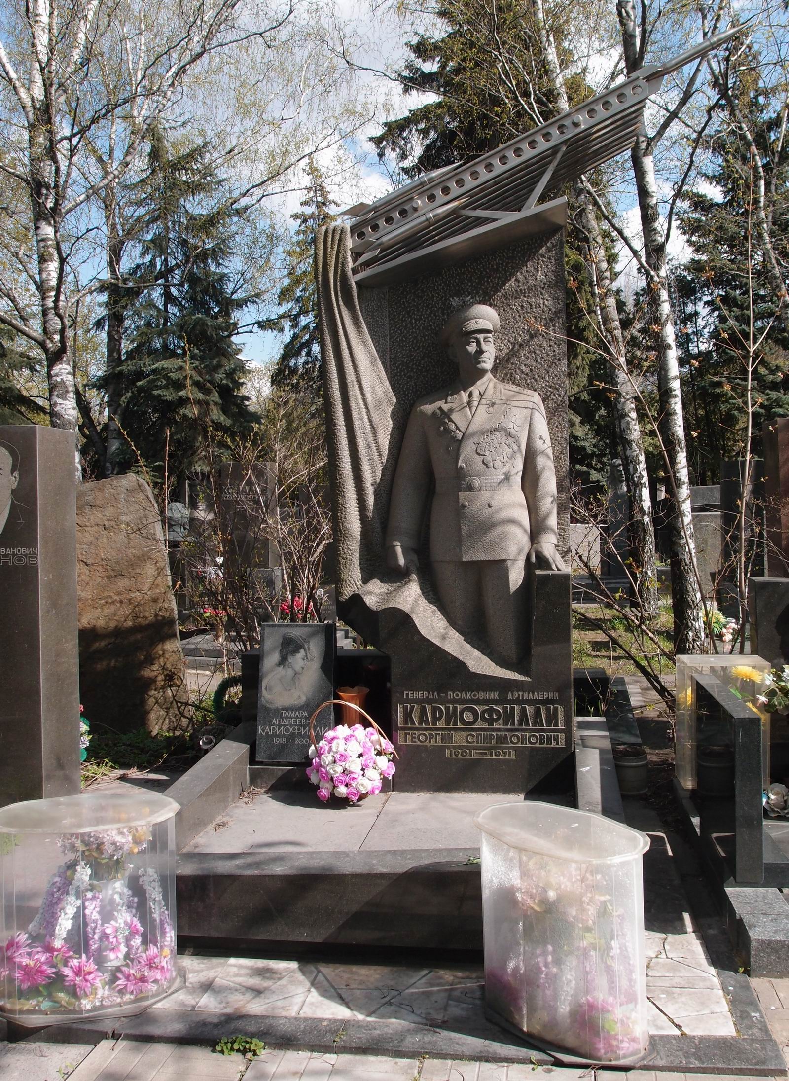 Памятник на могиле Кариофилли Г.С. (1901–1971), ск. В.Сонин, на Новодевичьем кладбище (7–16–6).
